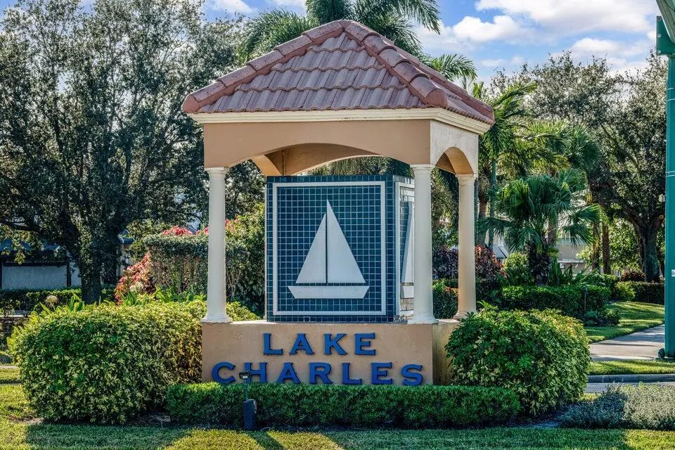 422 SW Horseshoe Bay