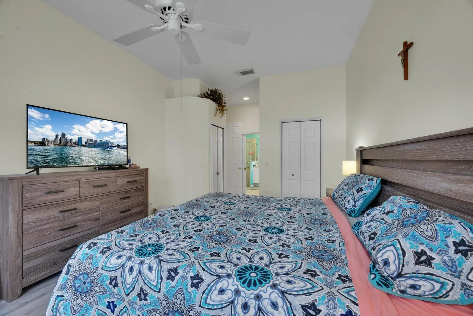 422 SW Horseshoe Bay