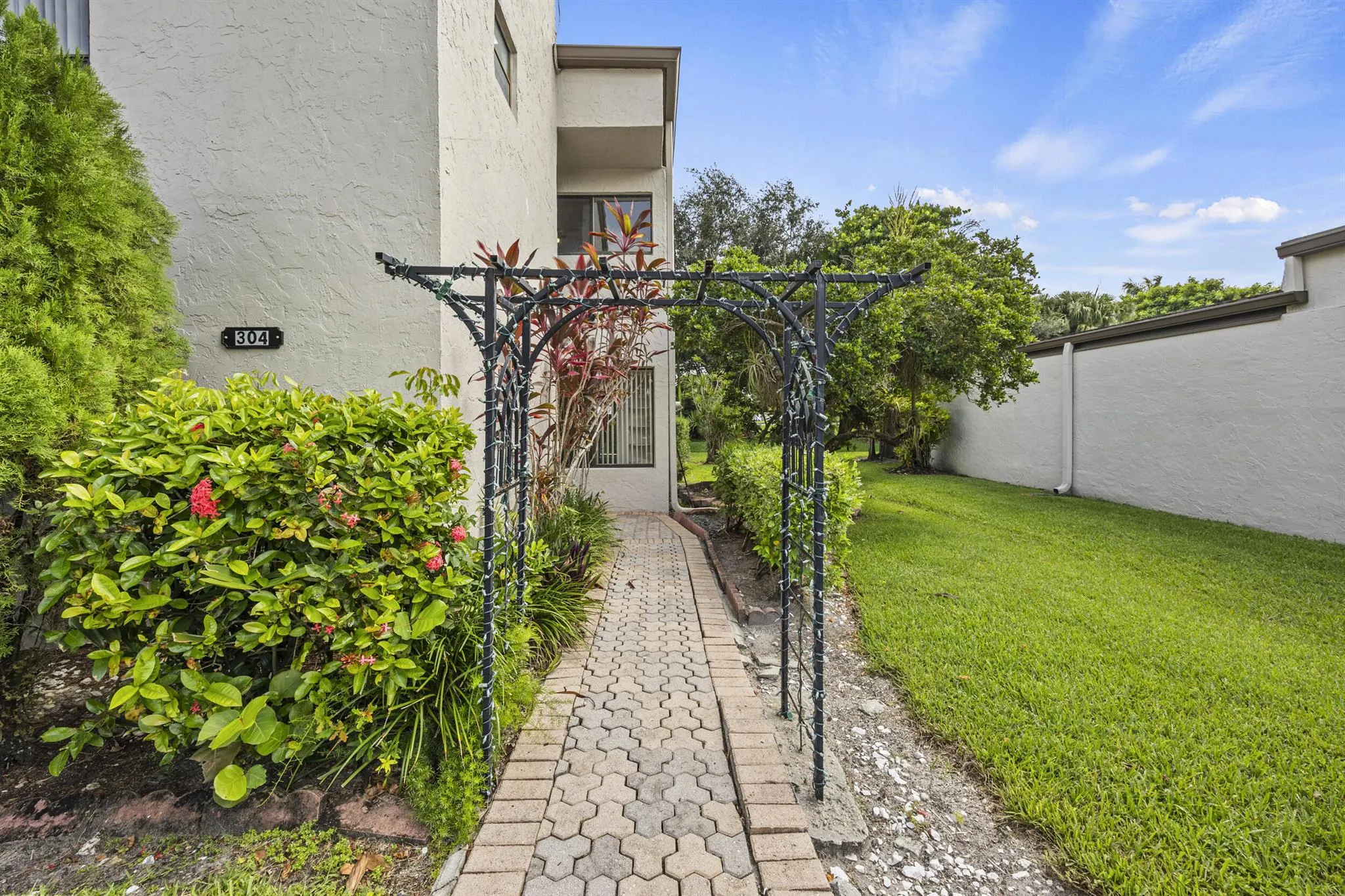 9713 N New River Canal Road, #304