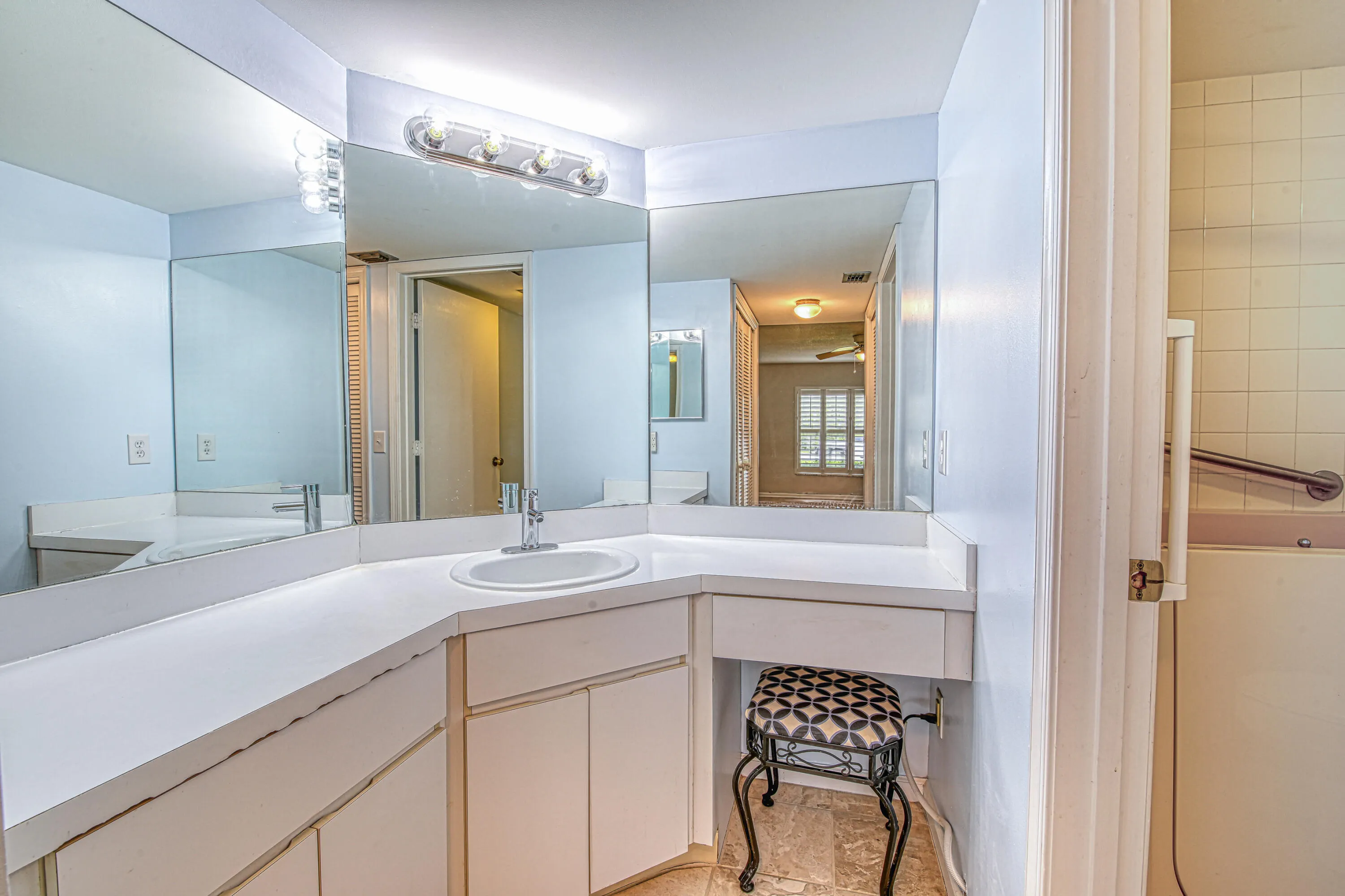 950 S Kanner Hwy, #303