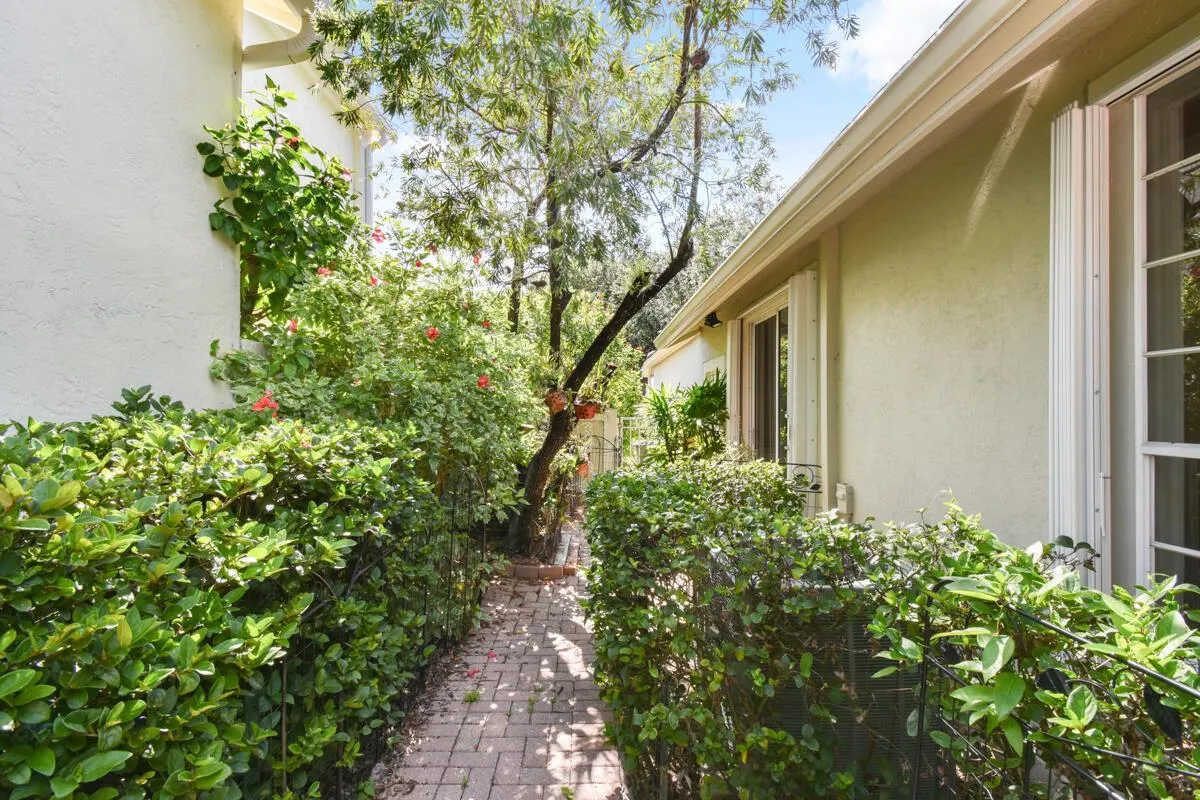 6861 Briarlake Circle