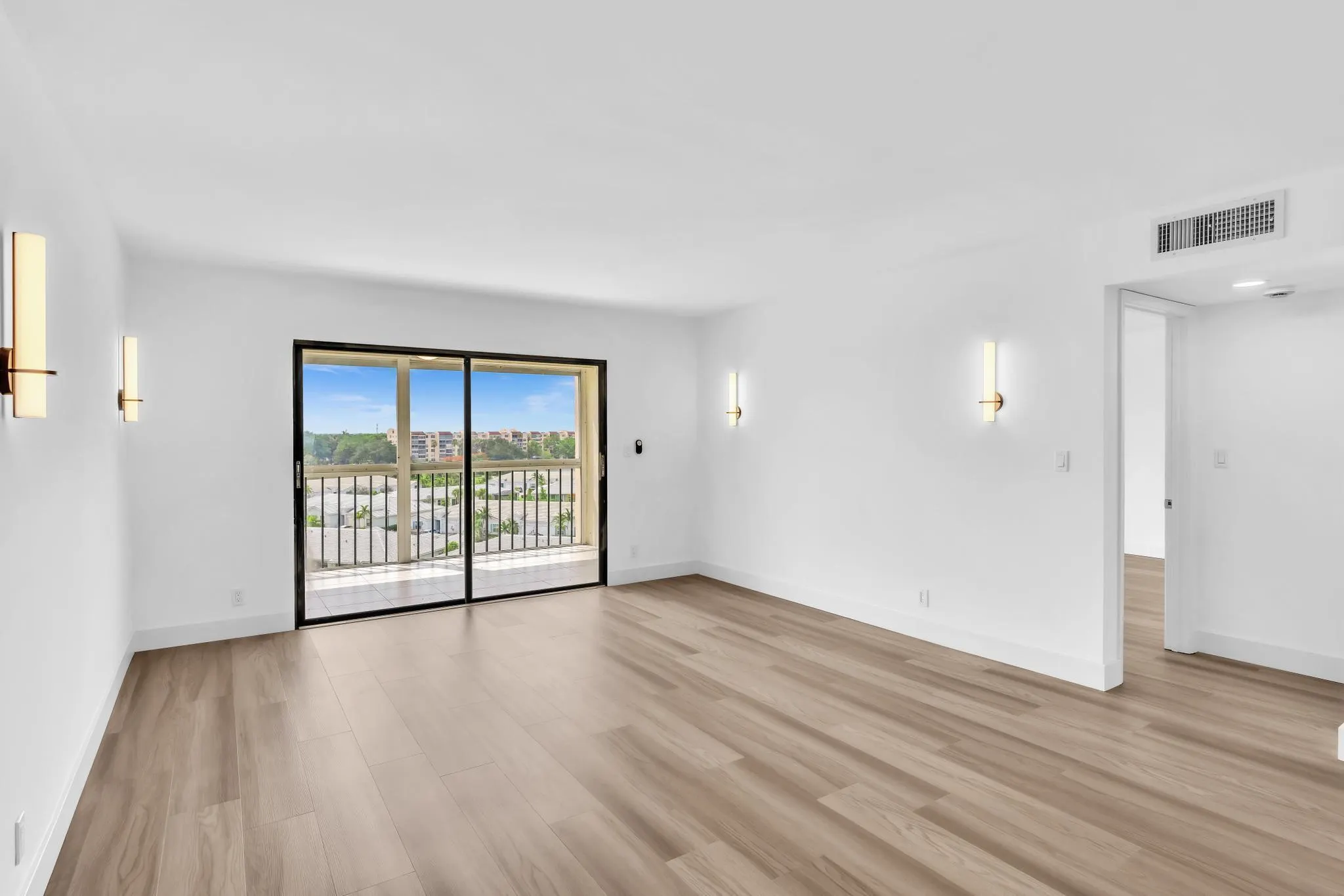 7076 Huntington Lane, #208