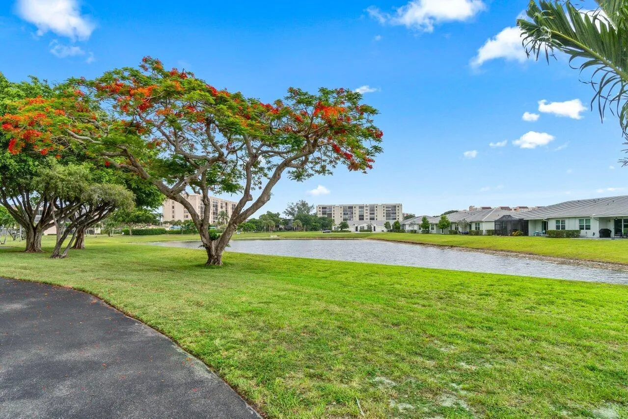 7076 Huntington Lane, #208