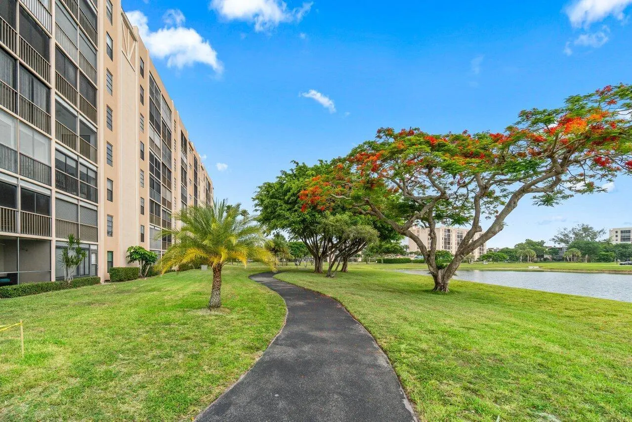 7076 Huntington Lane, #208