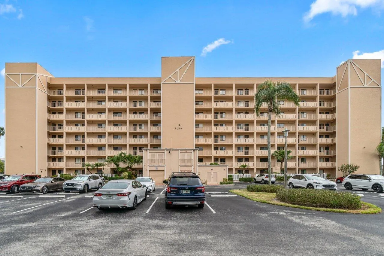 7076 Huntington Lane, #208