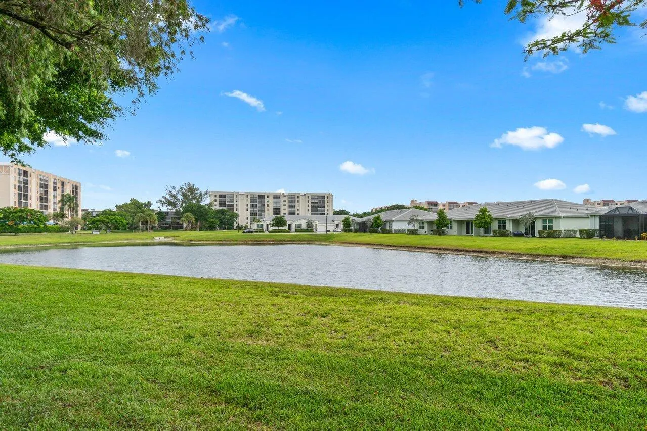 7076 Huntington Lane, #208