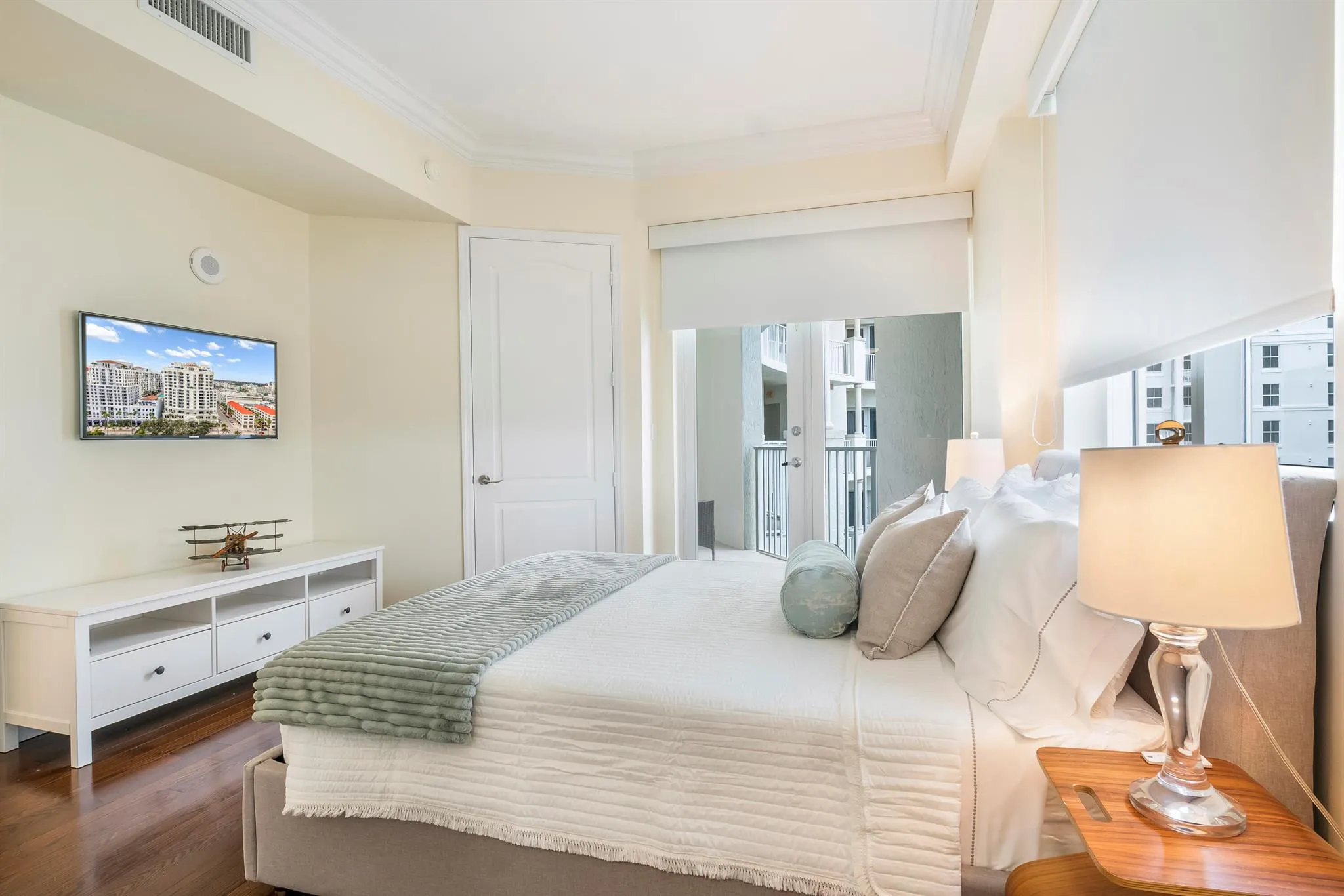 201 S Narcissus Avenue, #806