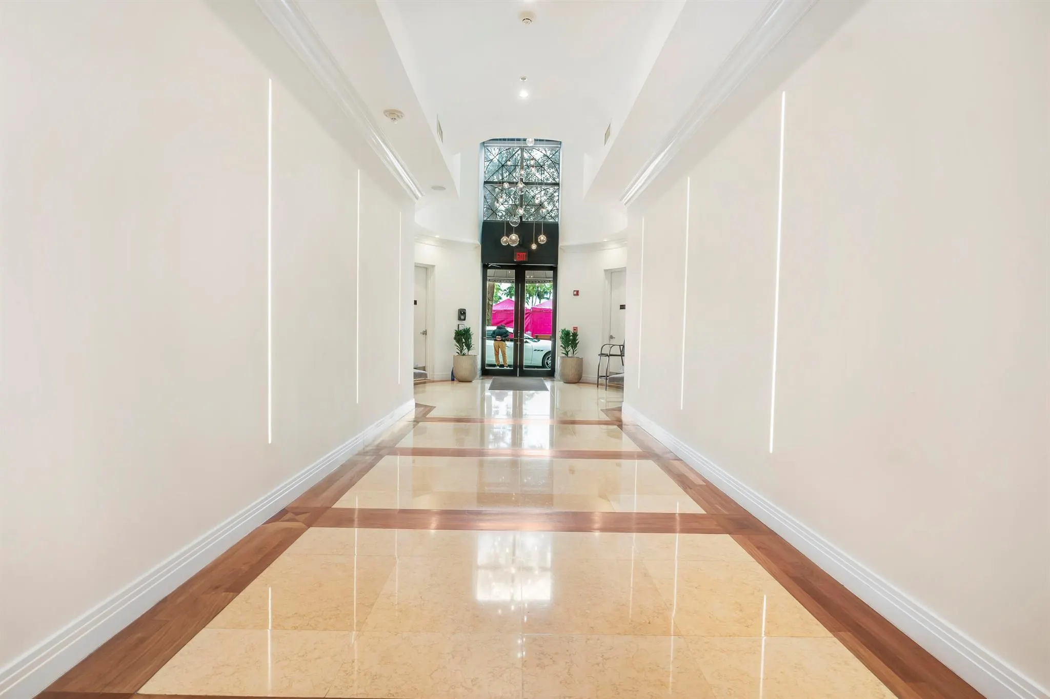 201 S Narcissus Avenue, #806