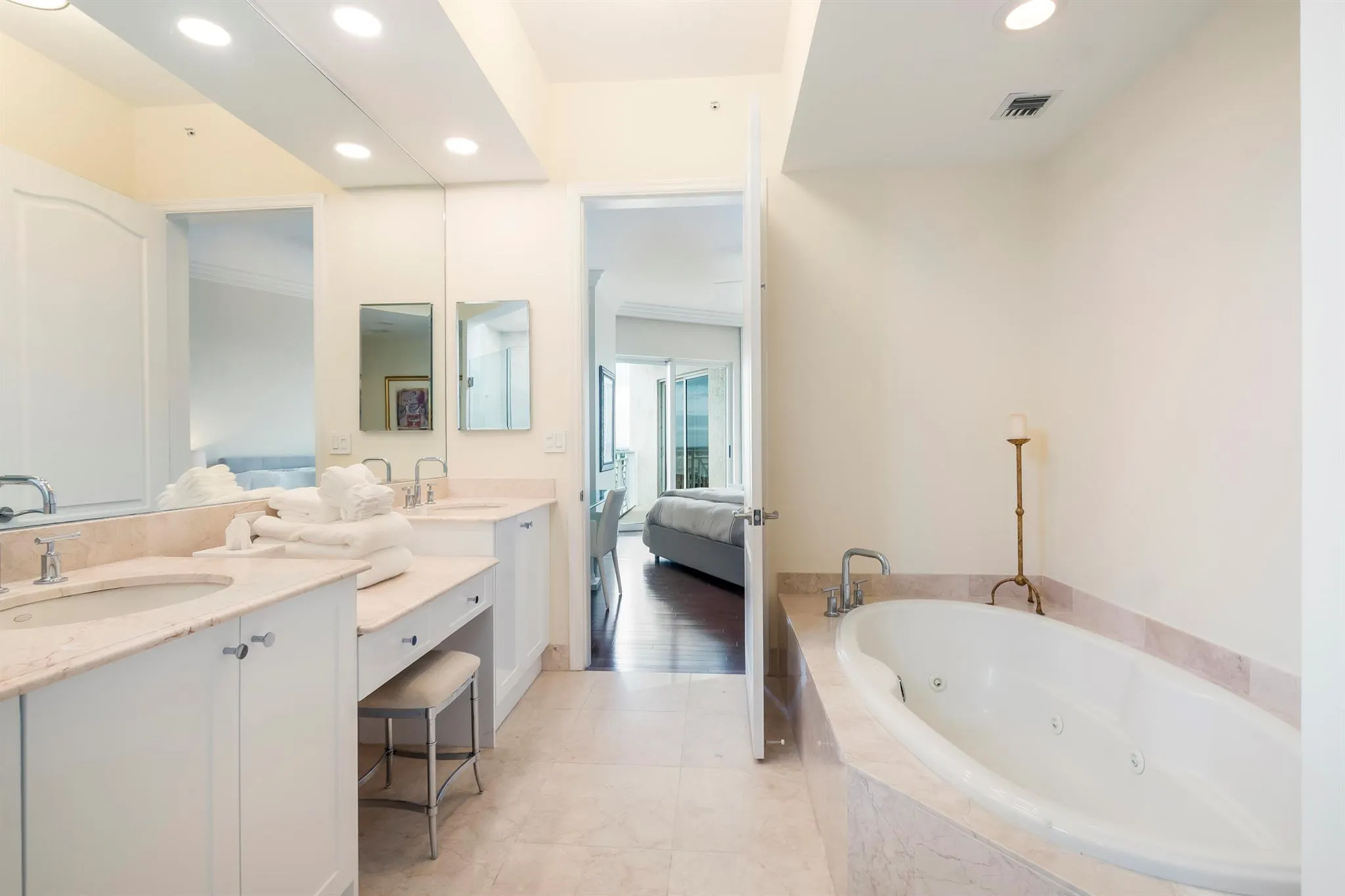 201 S Narcissus Avenue, #806