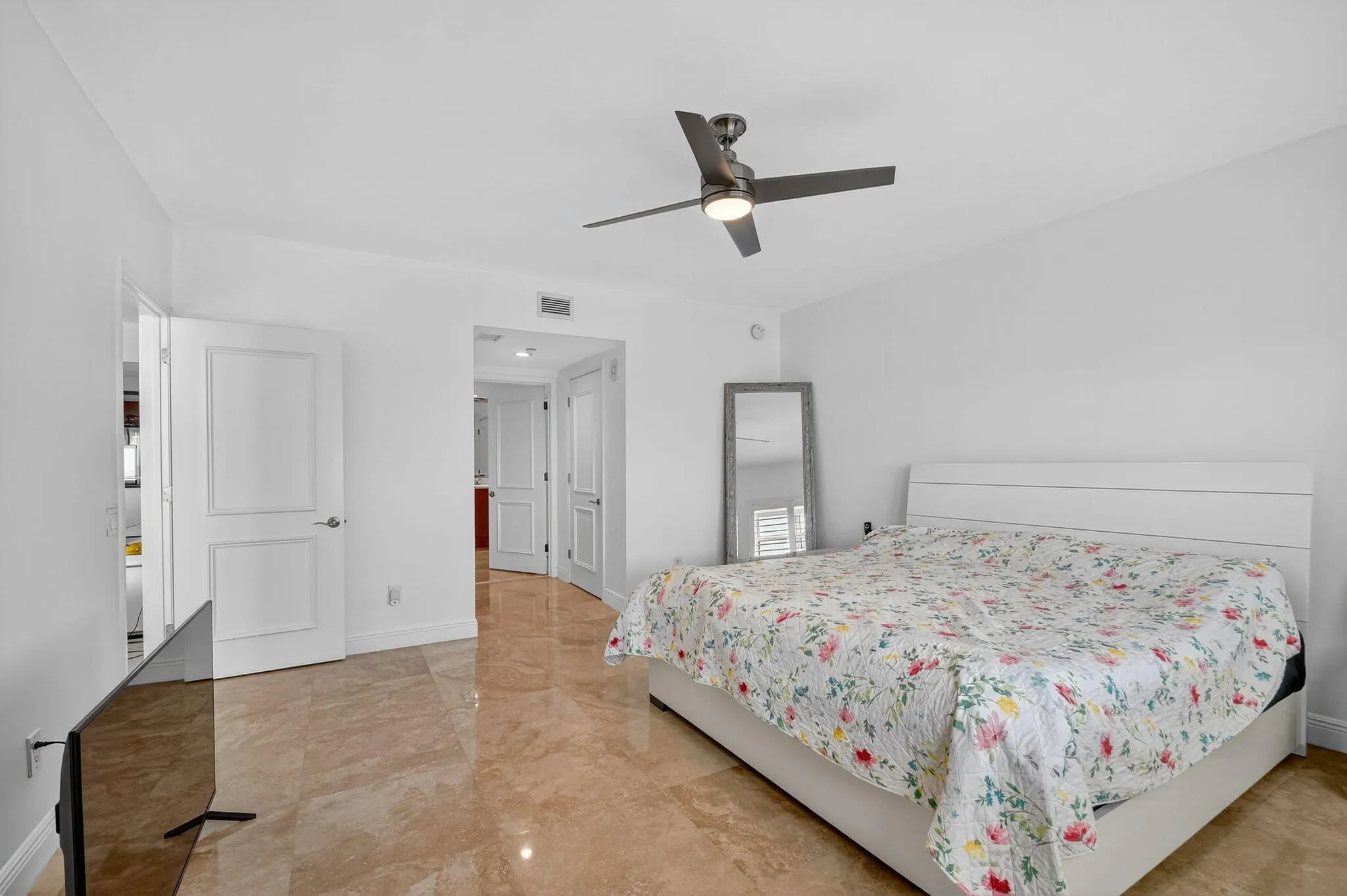 2640 Lake Shore Drive, #1710