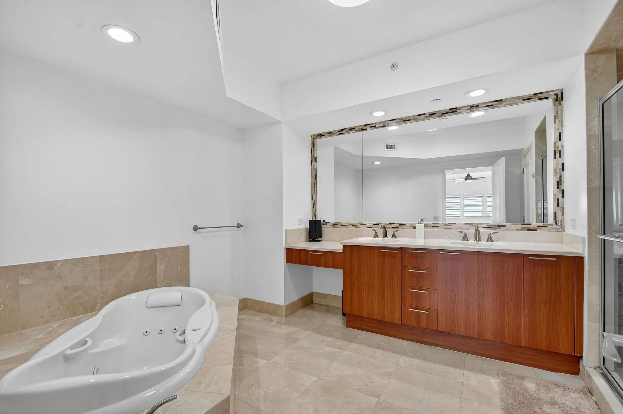 2640 Lake Shore Drive, #1710
