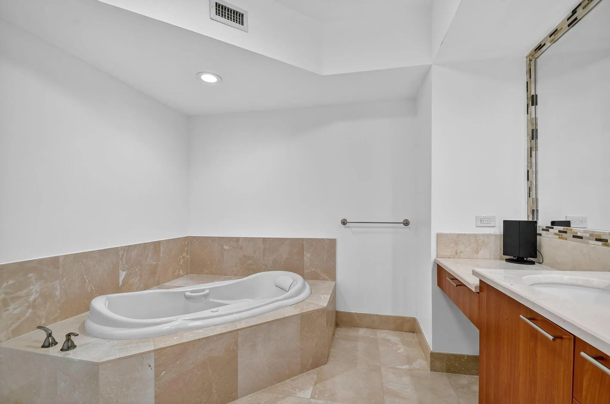 2640 Lake Shore Drive, #1710
