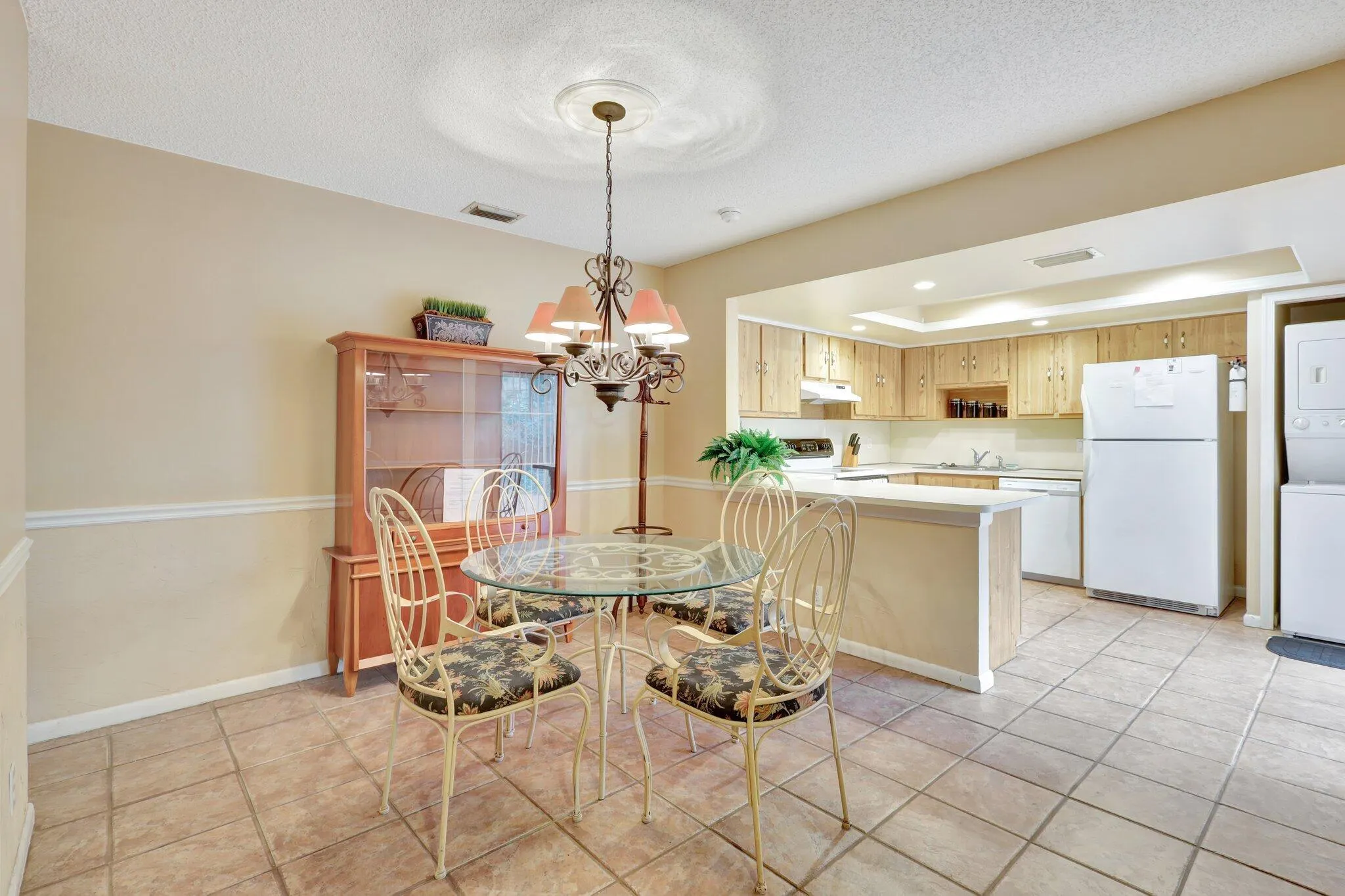 1558 Shaker Circle