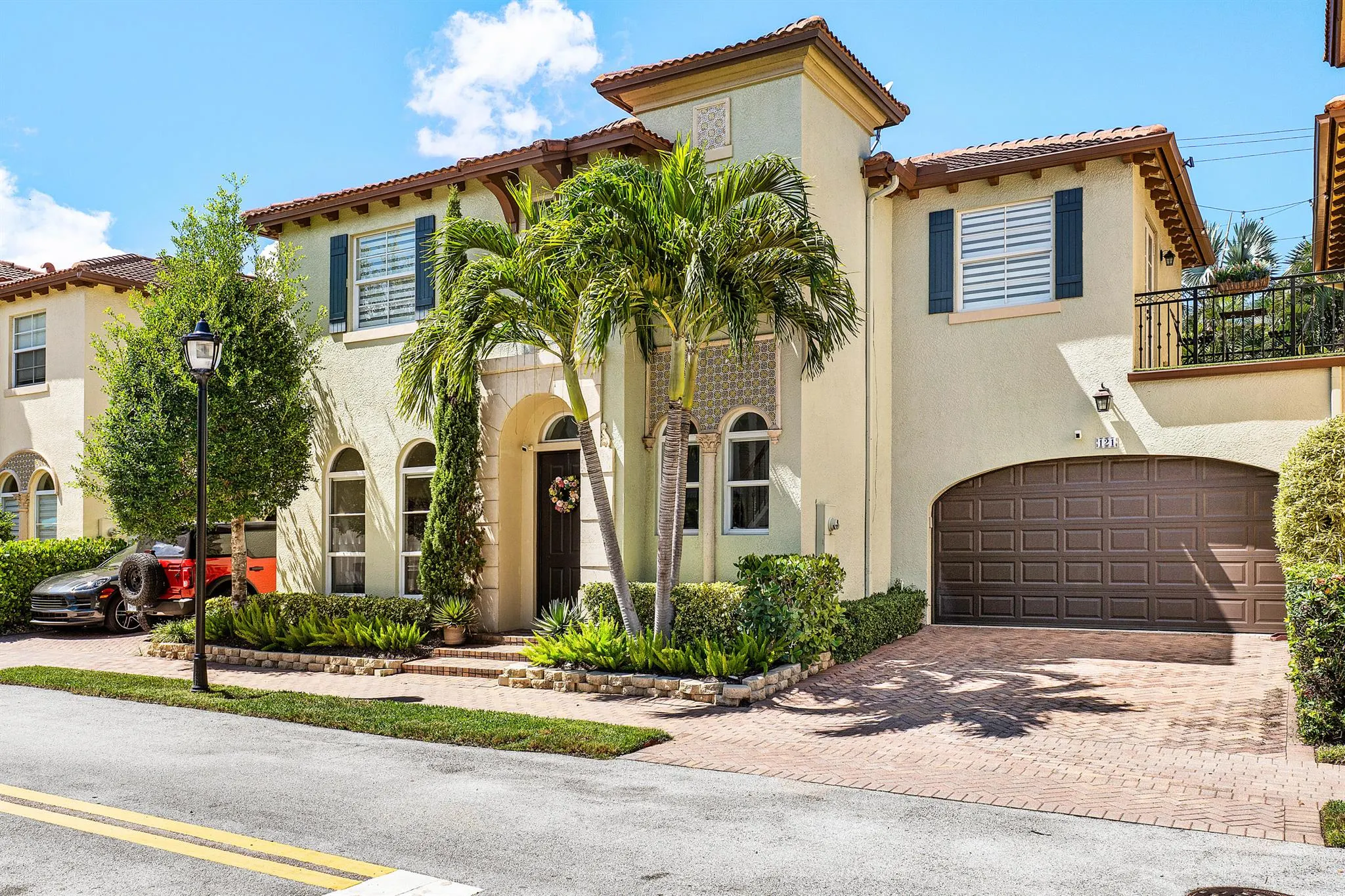 121 Via Poinciana Lane