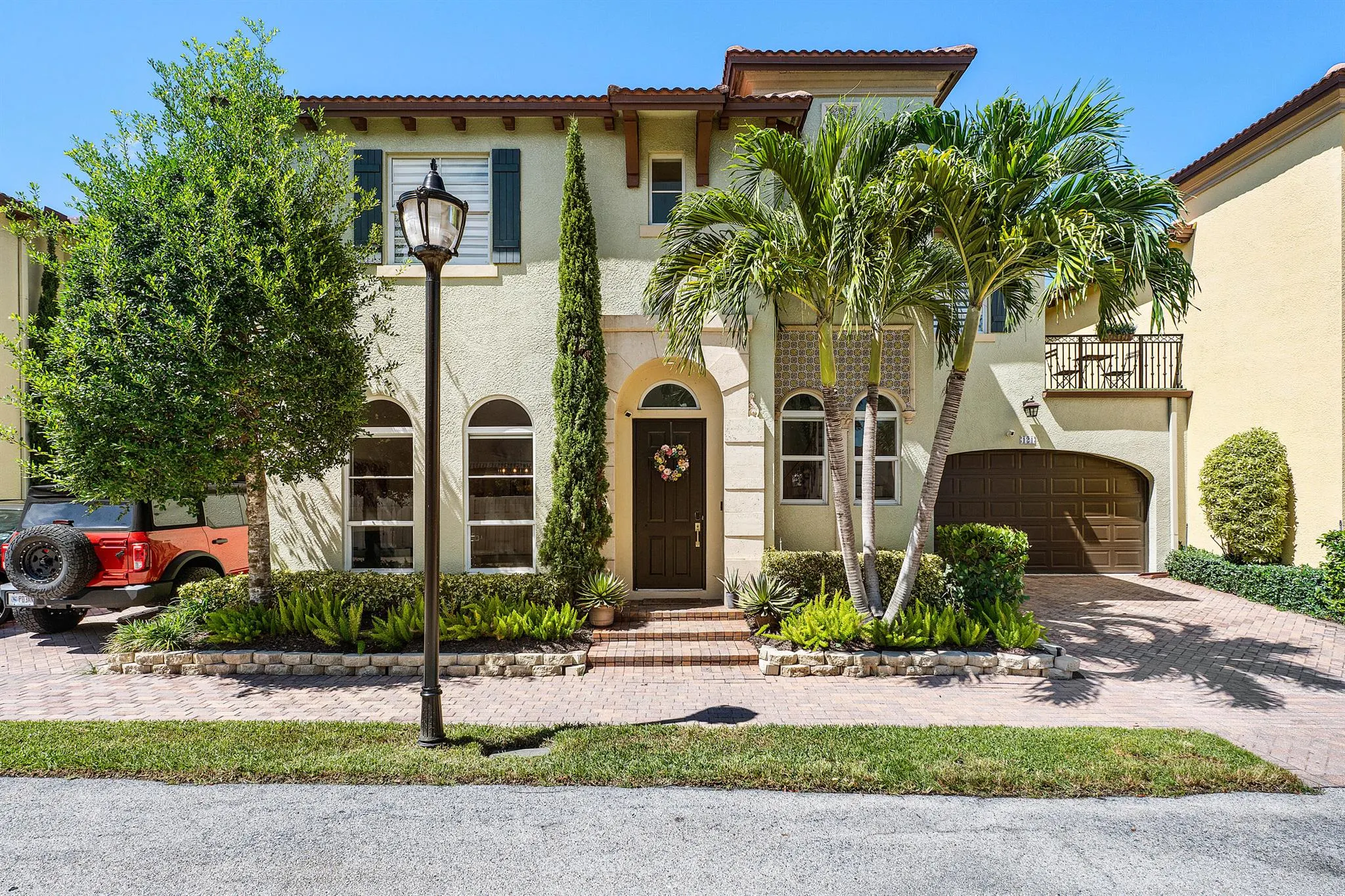 121 Via Poinciana Lane