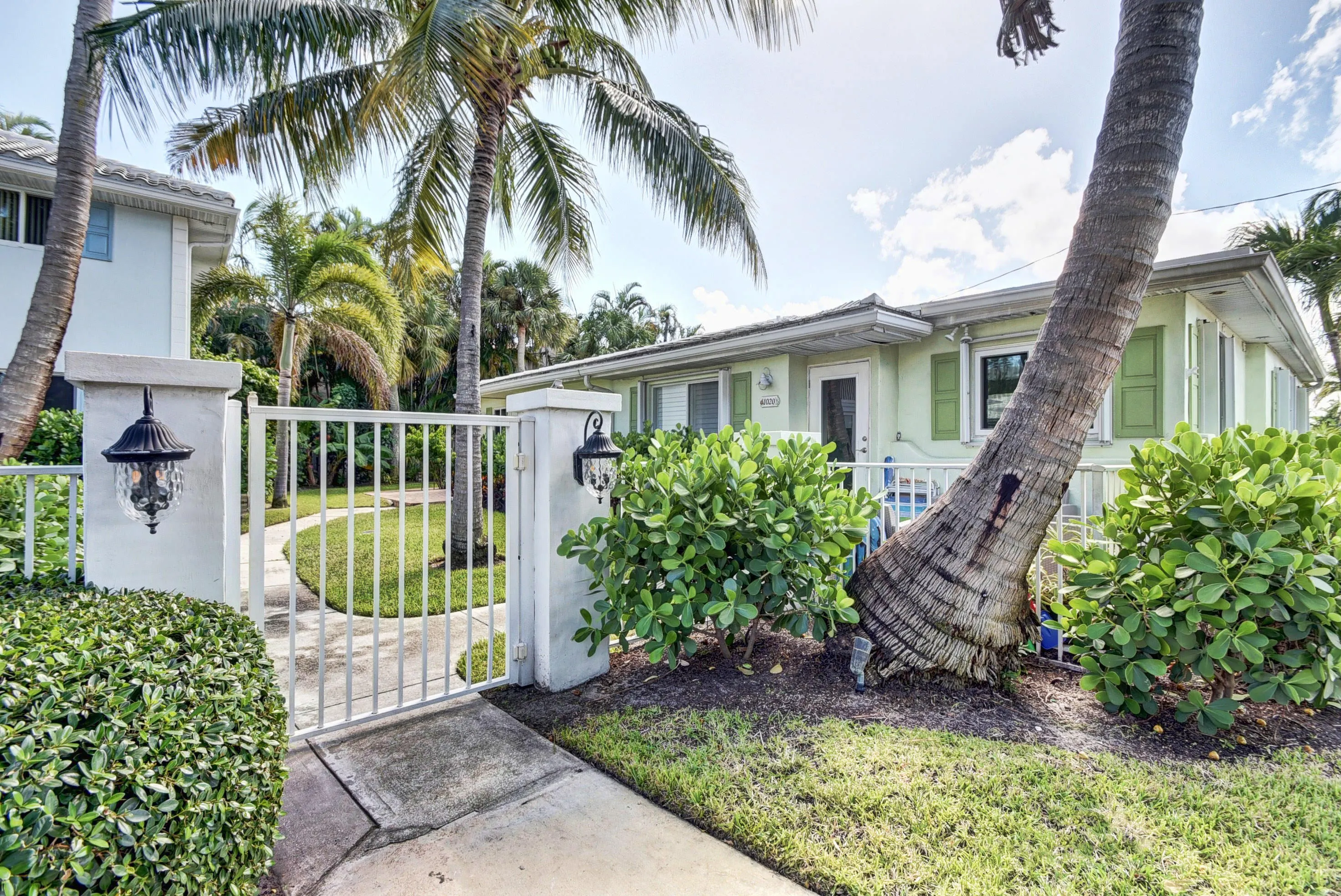 1020 Casuarina Road, #0010