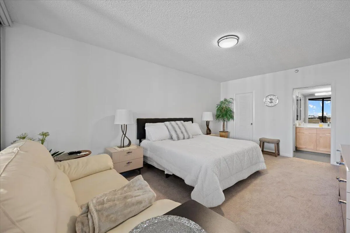 100 Lakeshore Drive, #1154