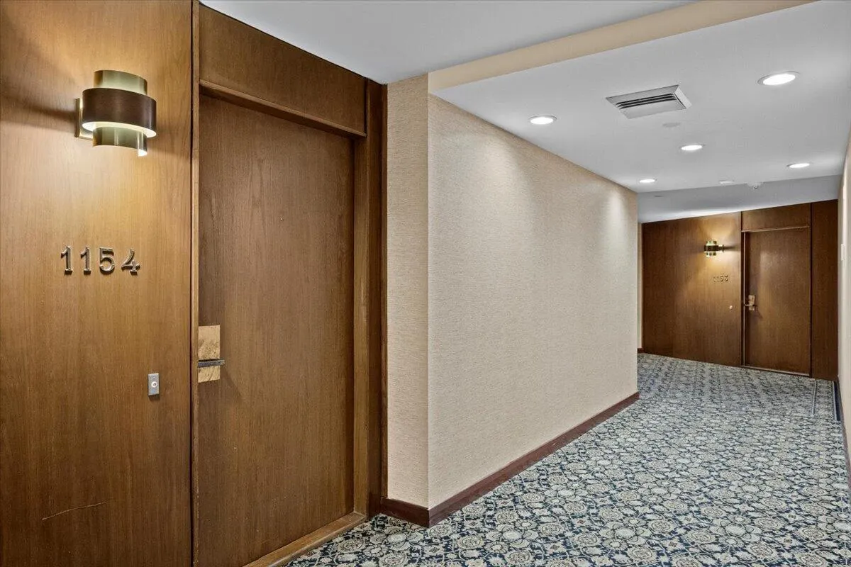 100 Lakeshore Drive, #1154