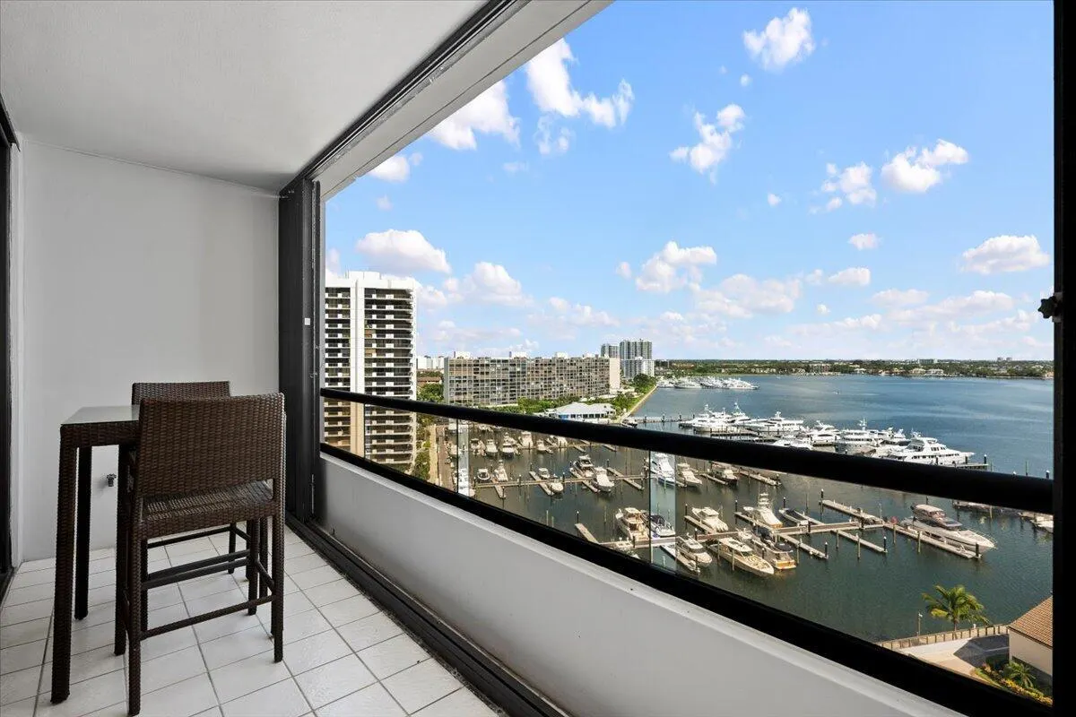 100 Lakeshore Drive, #1154