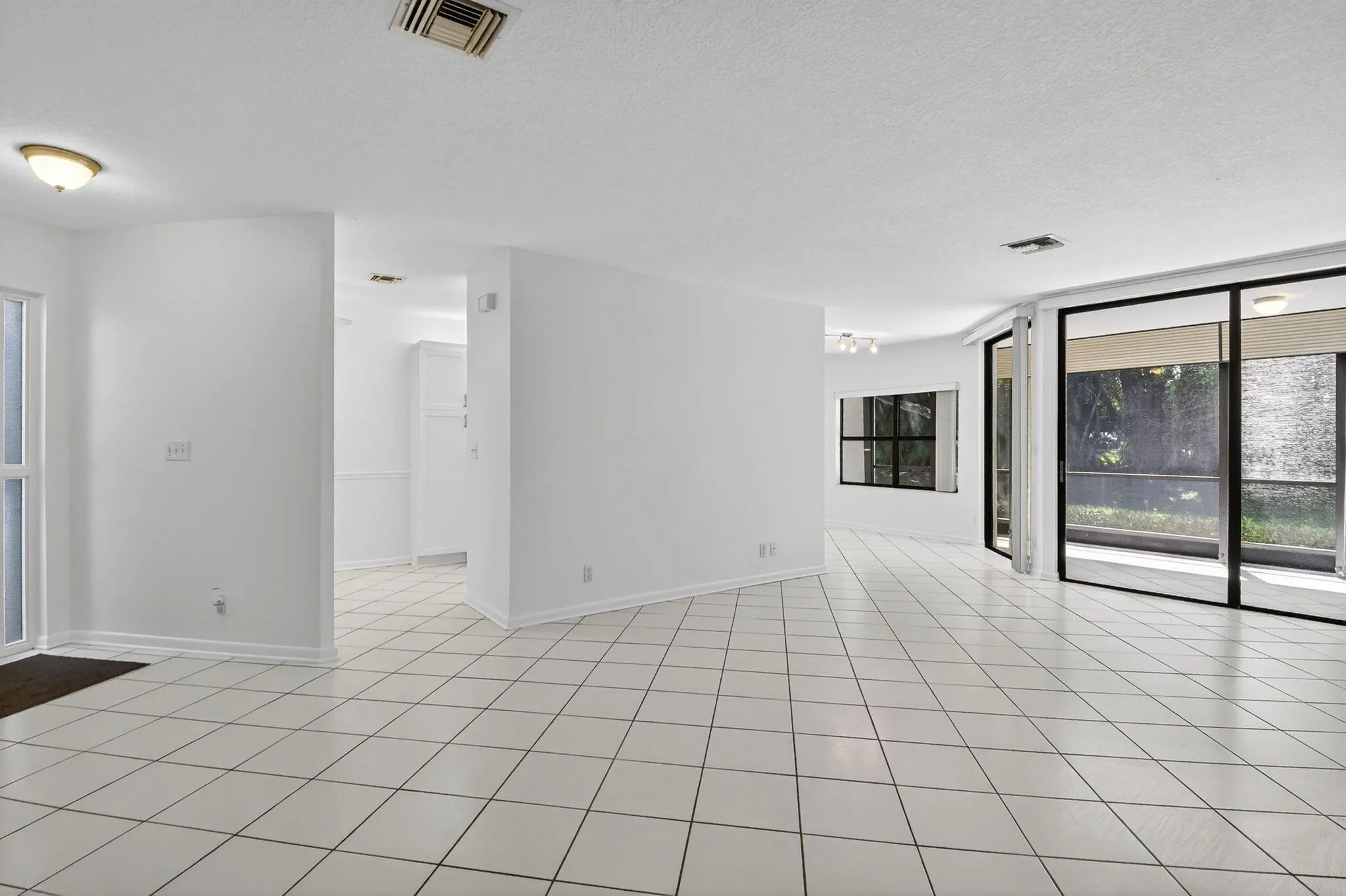 5382 Venetia Court, #D