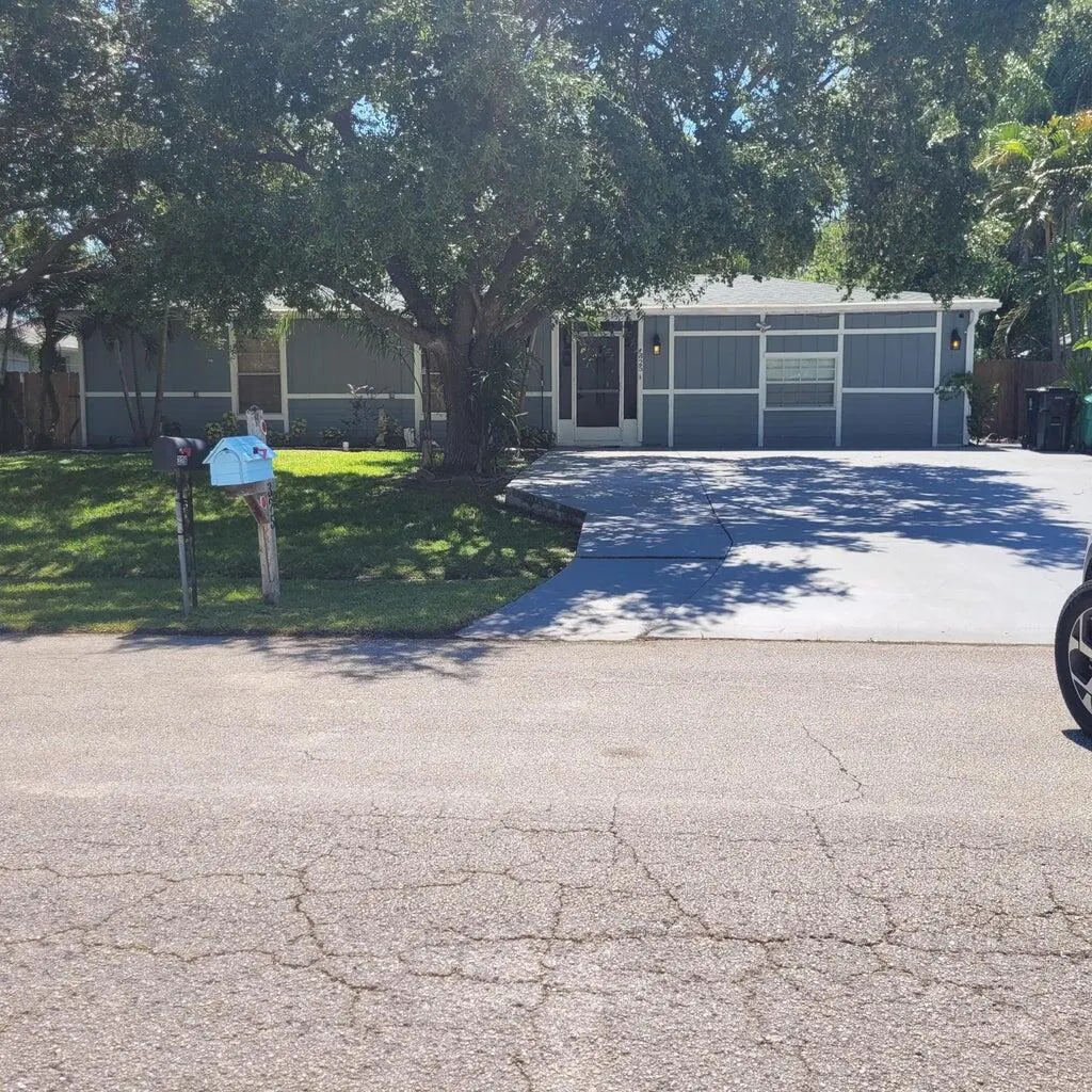 325 NW Dearman Street
