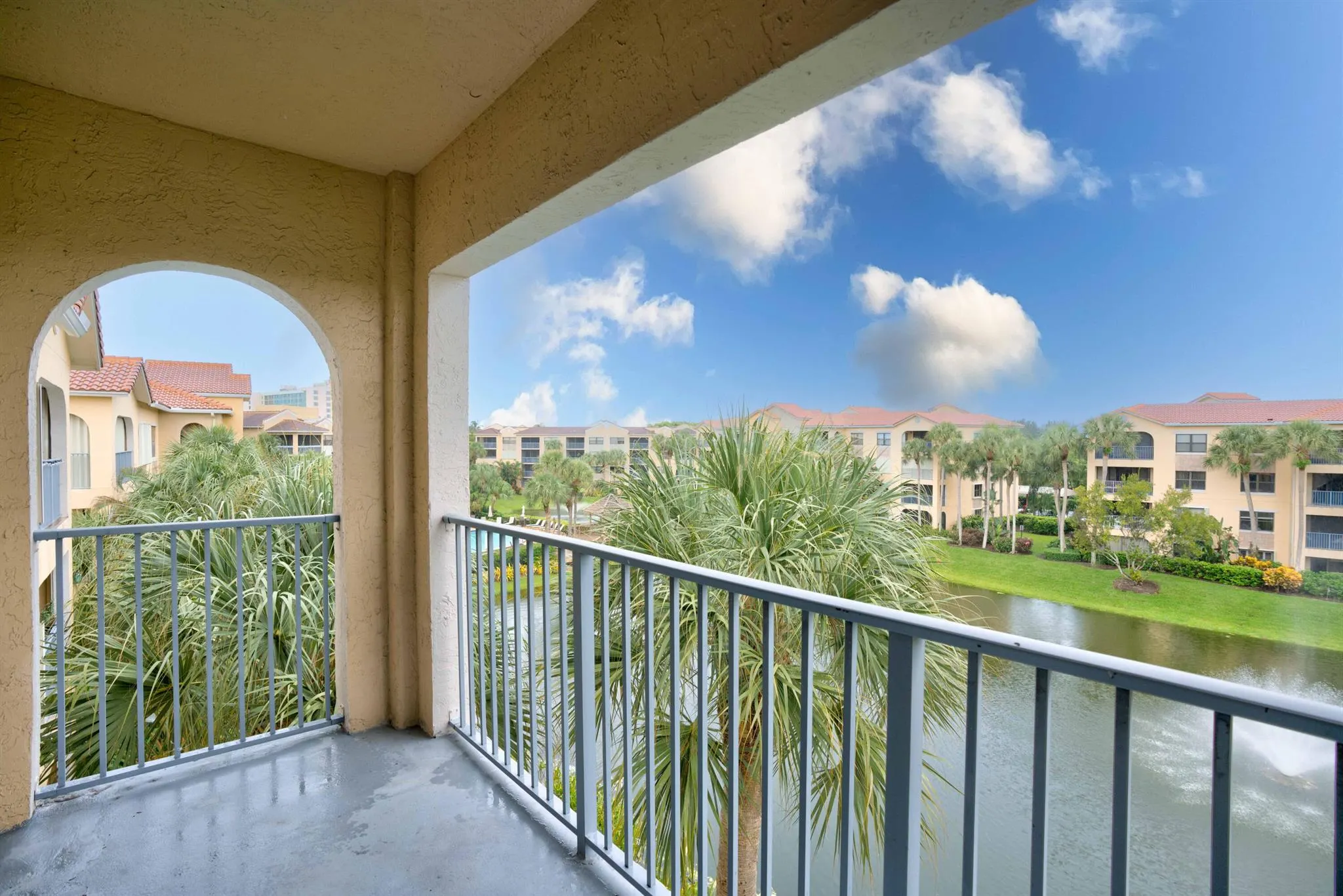 100 Uno Lago Drive, #402