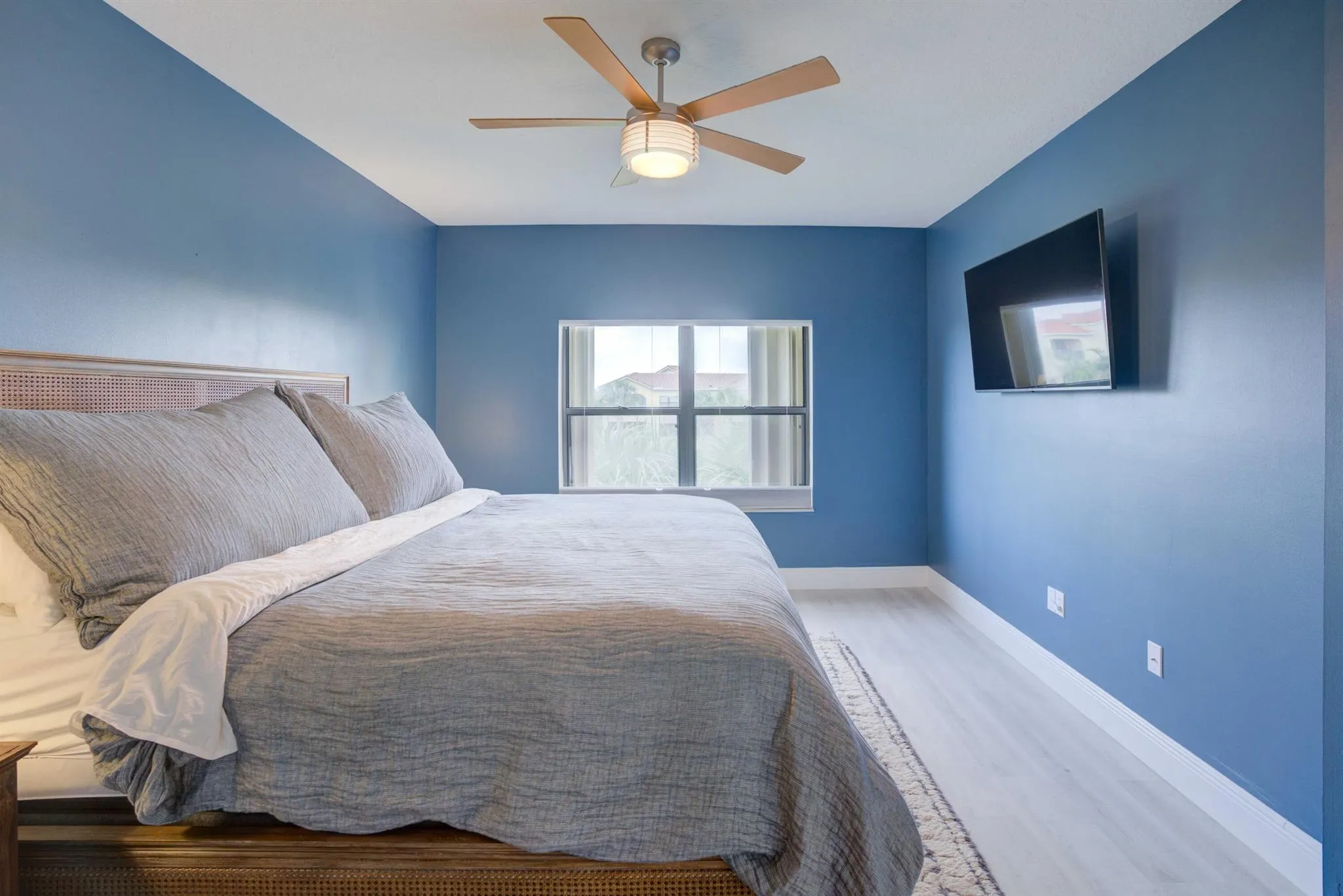 100 Uno Lago Drive, #402