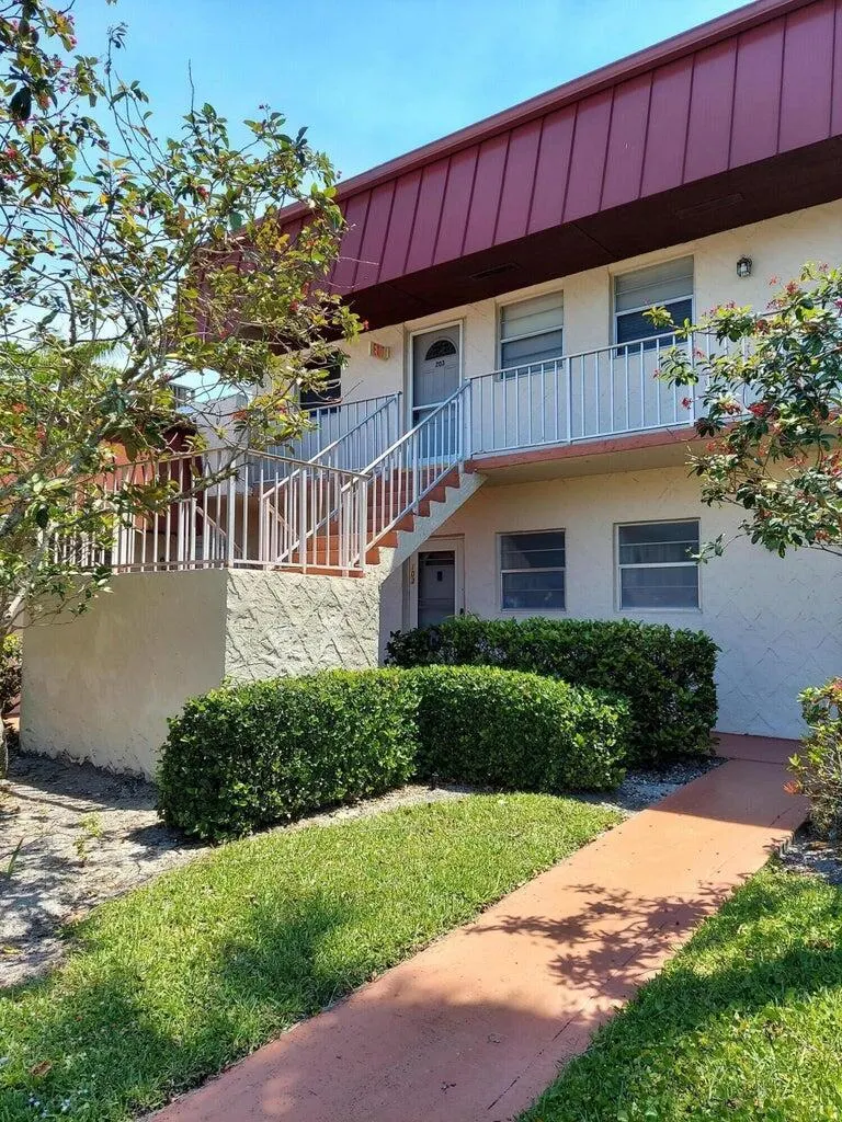 12019 W Greenway Dr, #203