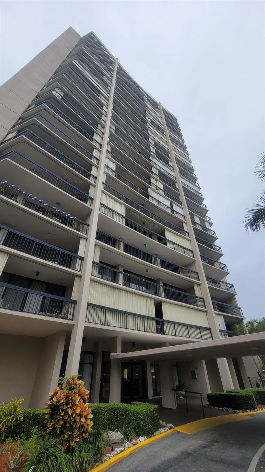2425 Presidential Way, #1903