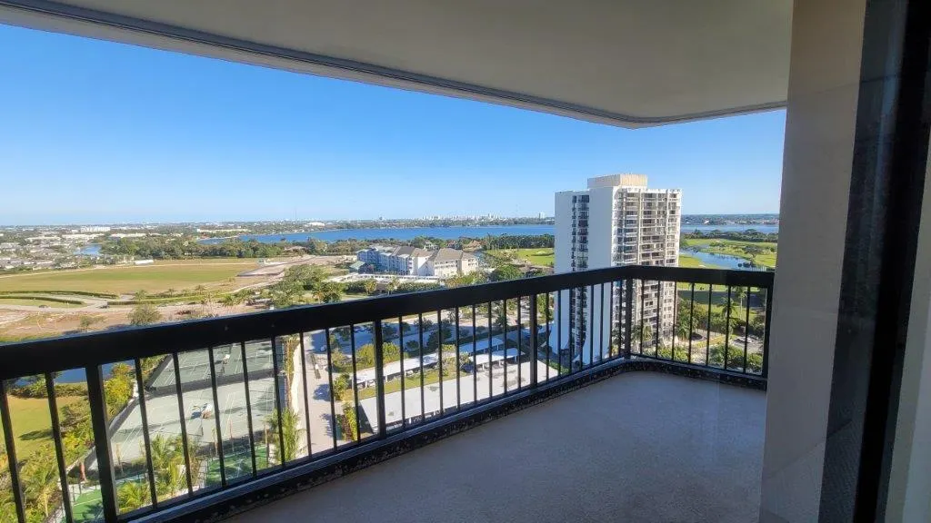 2425 Presidential Way, #1903