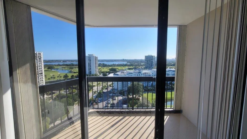 2425 Presidential Way, #1903