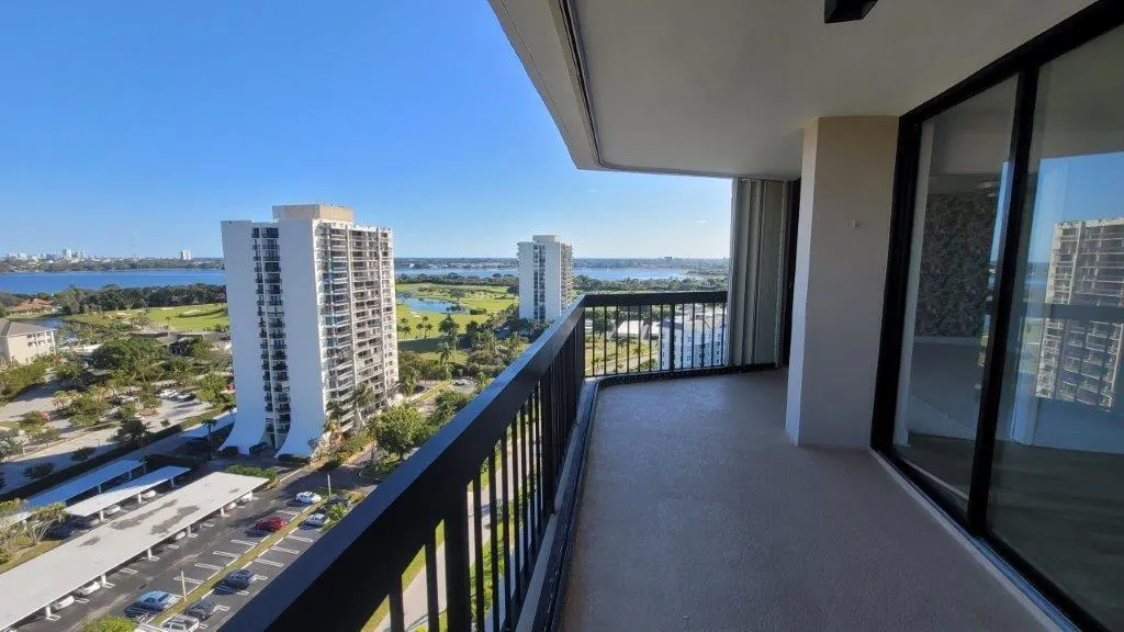 2425 Presidential Way, #1903