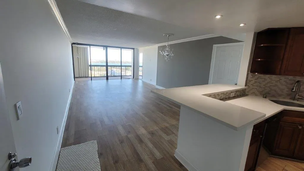 2425 Presidential Way, #1903