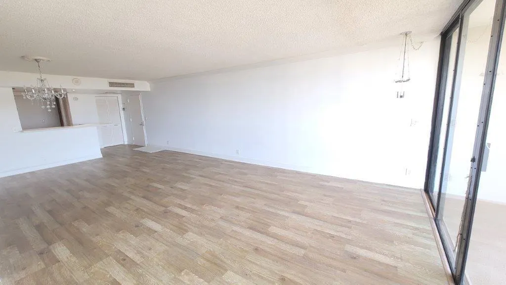 2425 Presidential Way, #1903