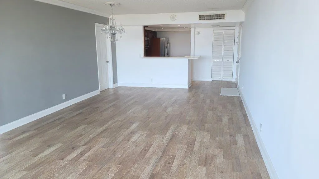 2425 Presidential Way, #1903