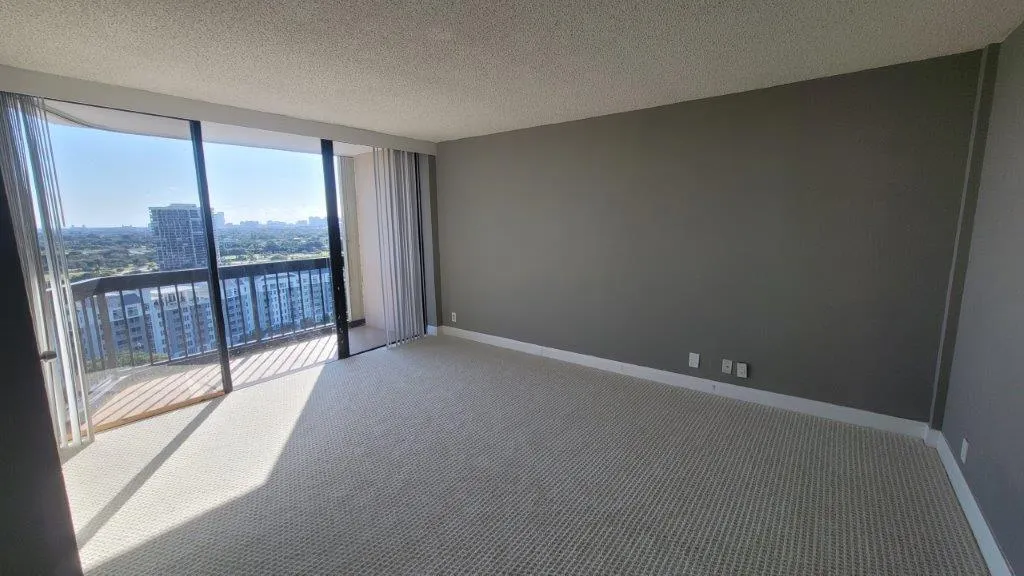 2425 Presidential Way, #1903