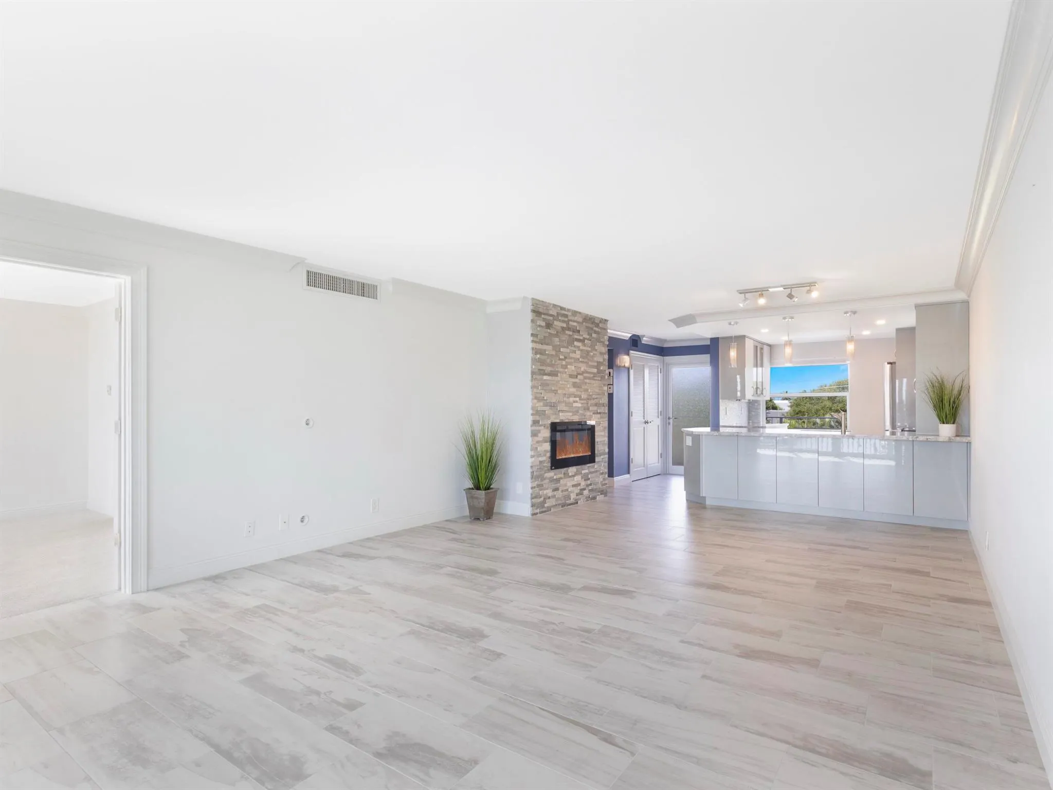 2649 Florida Boulevard, #414