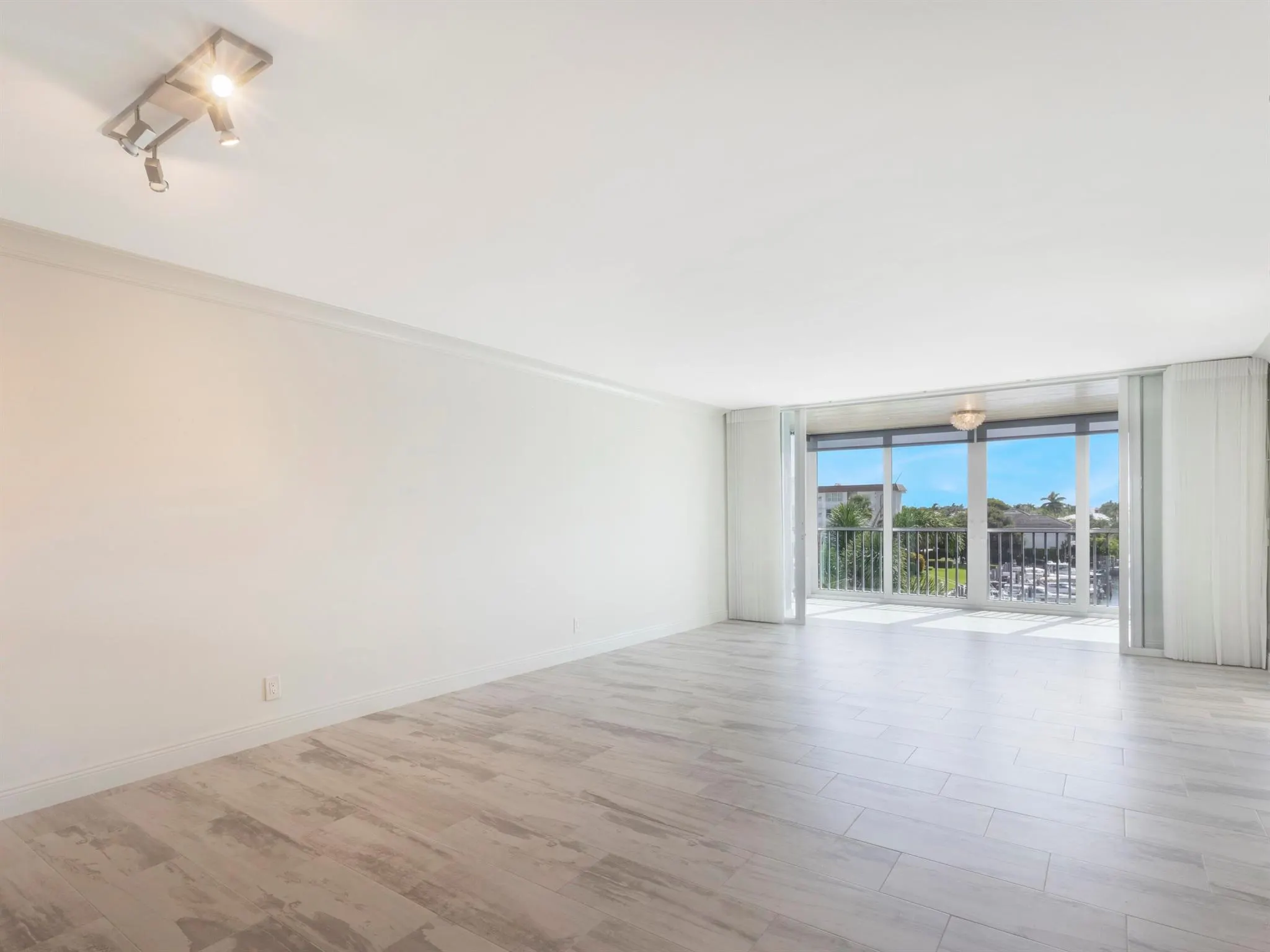 2649 Florida Boulevard, #414