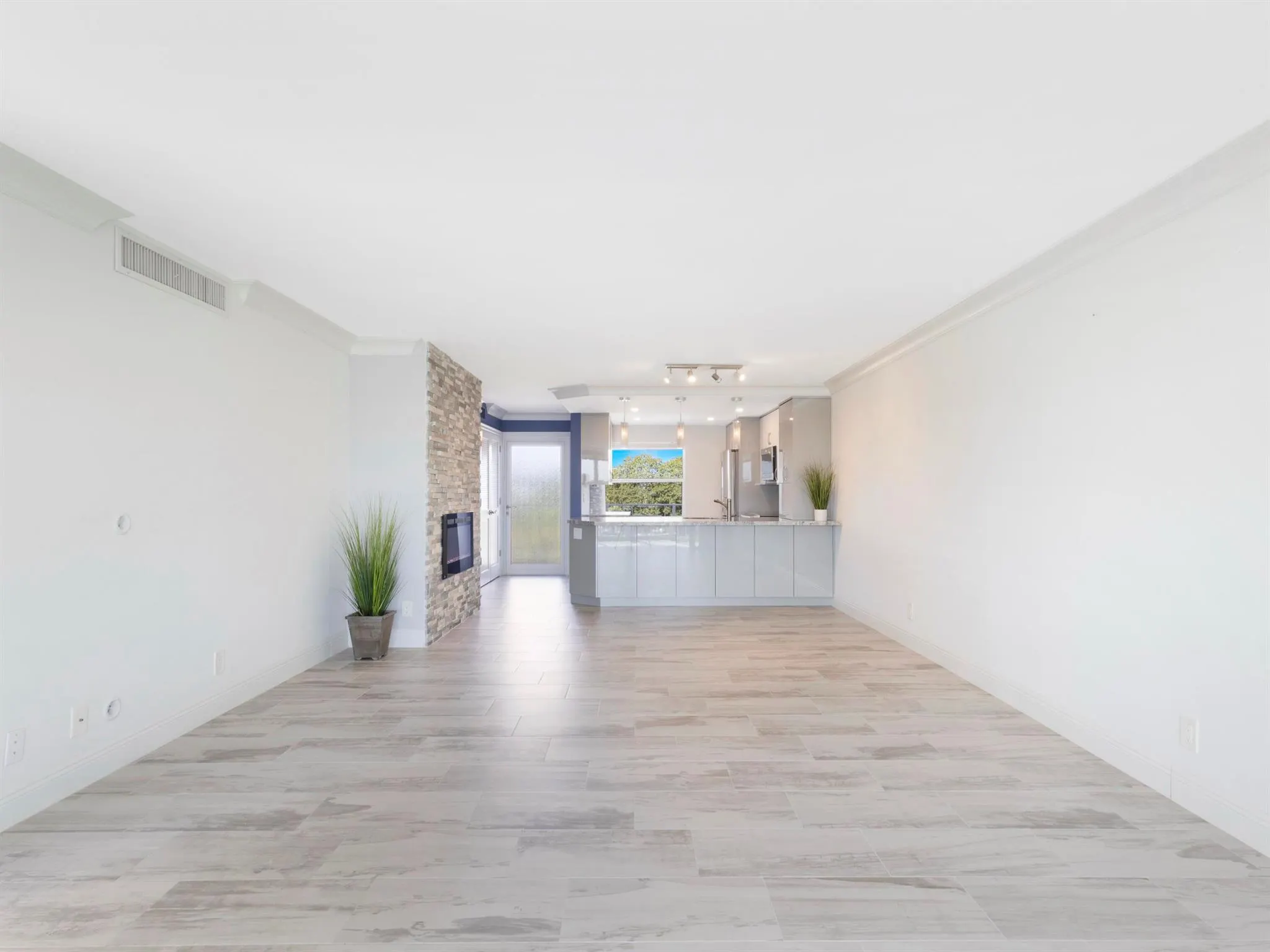 2649 Florida Boulevard, #414