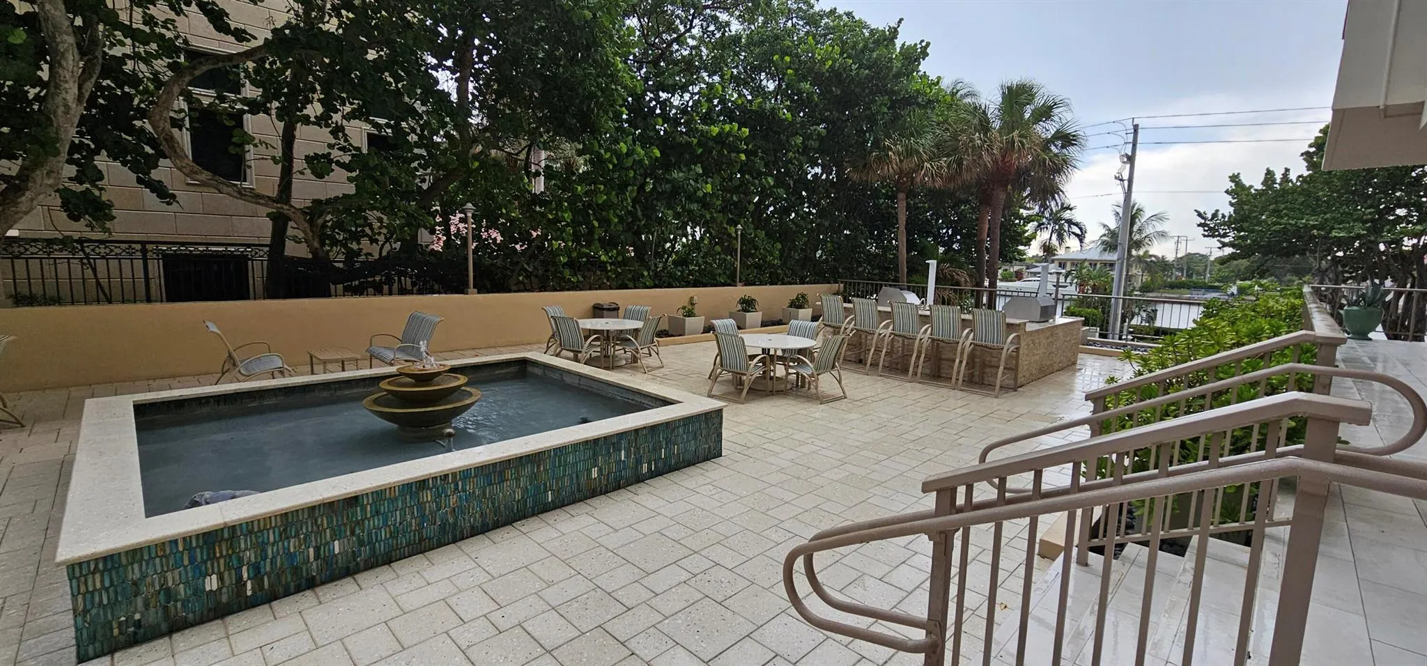 1021 Hillsboro Mile, #207