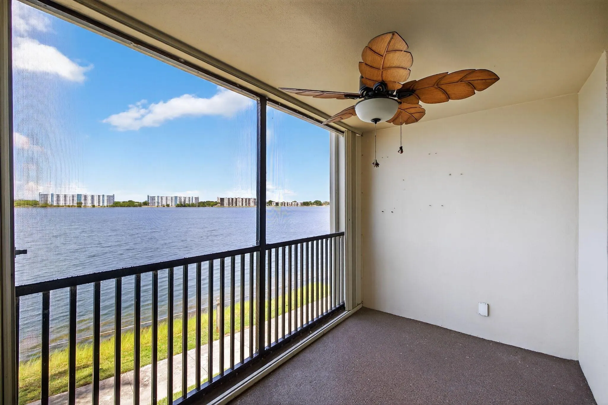 117 Lake Emerald Drive, #208