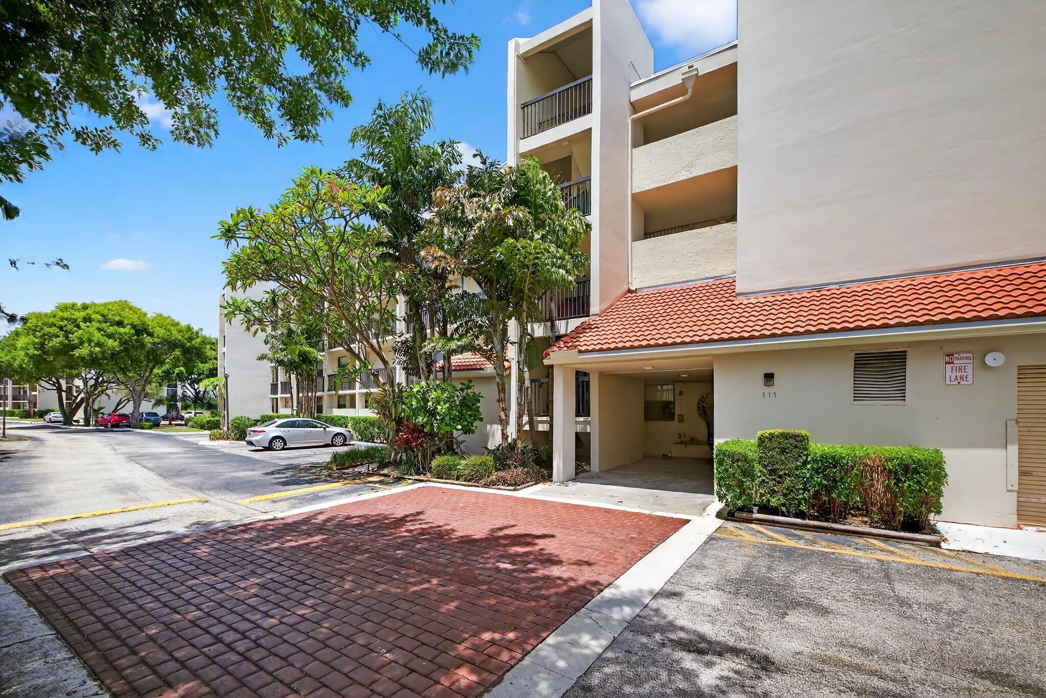 117 Lake Emerald Drive, #208