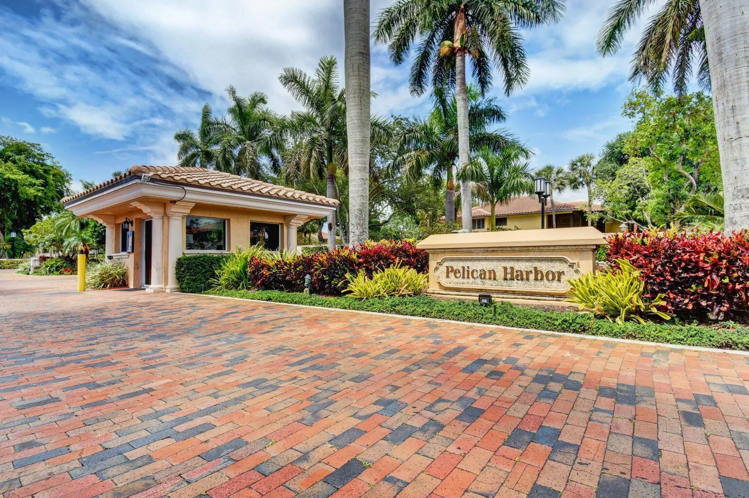 95 Pelican Pointe Drive, #2010