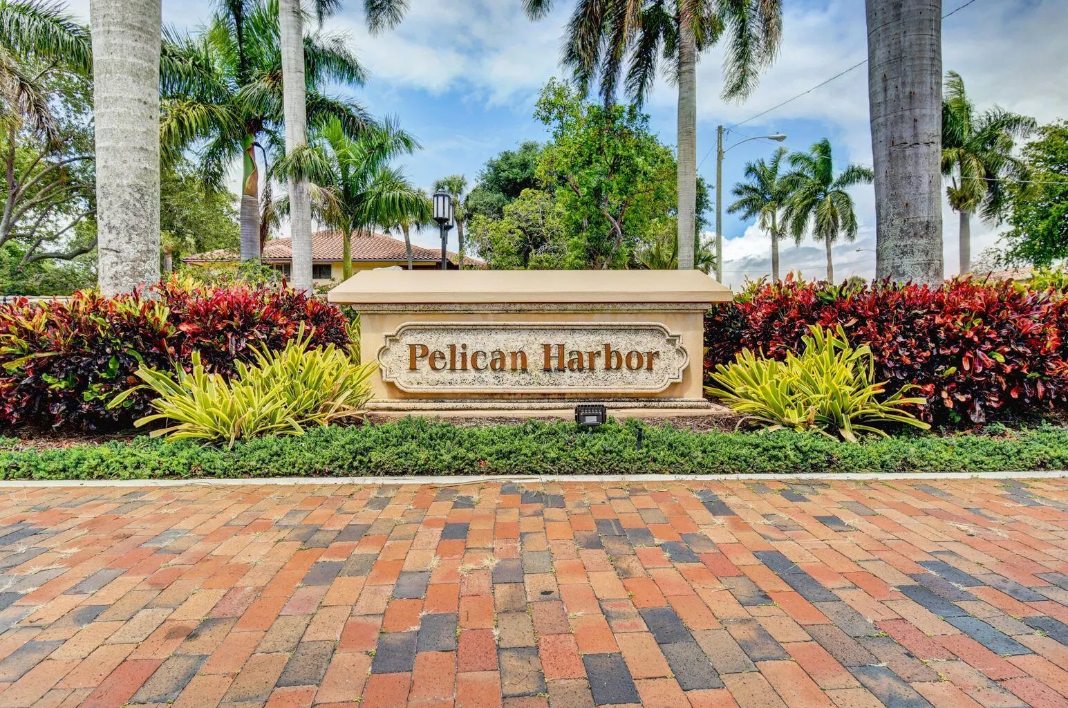 95 Pelican Pointe Drive, #2010