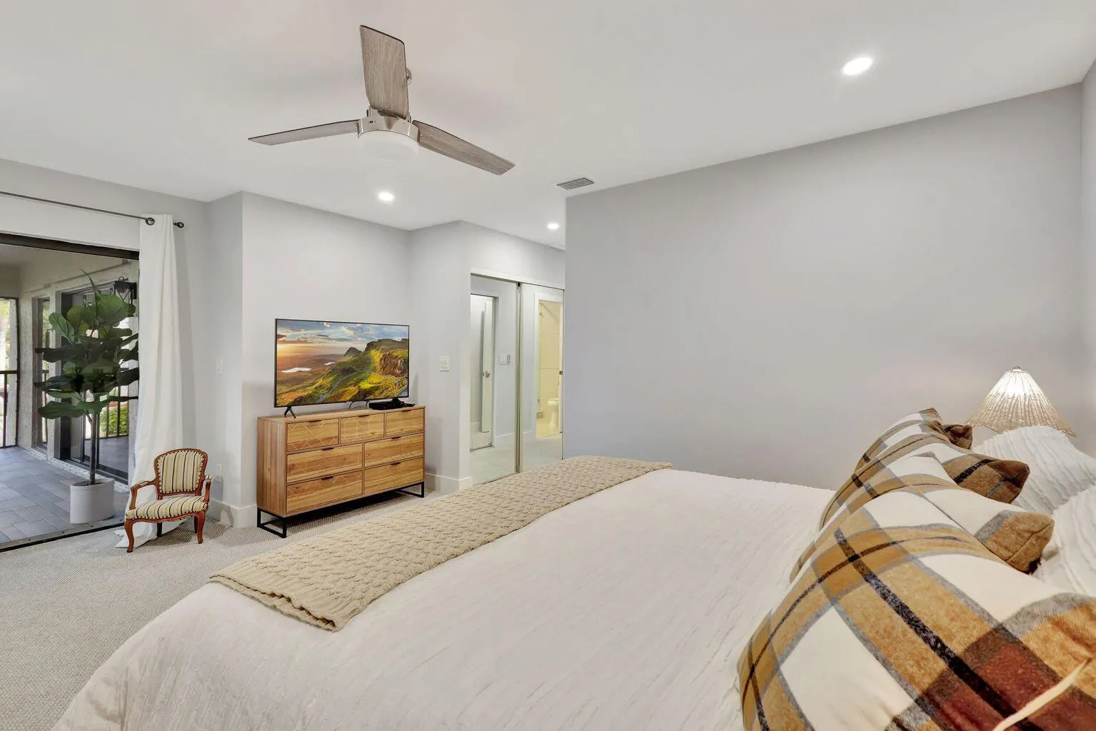 95 Pelican Pointe Drive, #2010