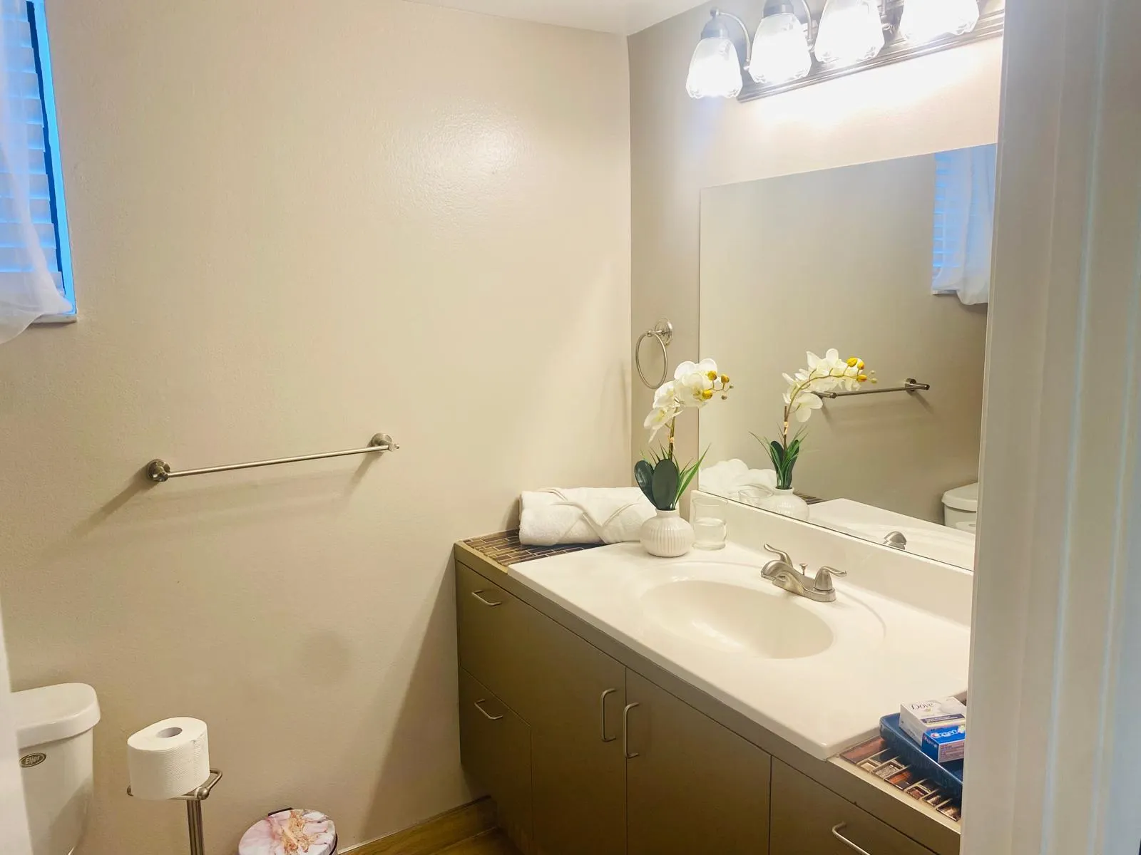 1750 N Congress Avenue, #403