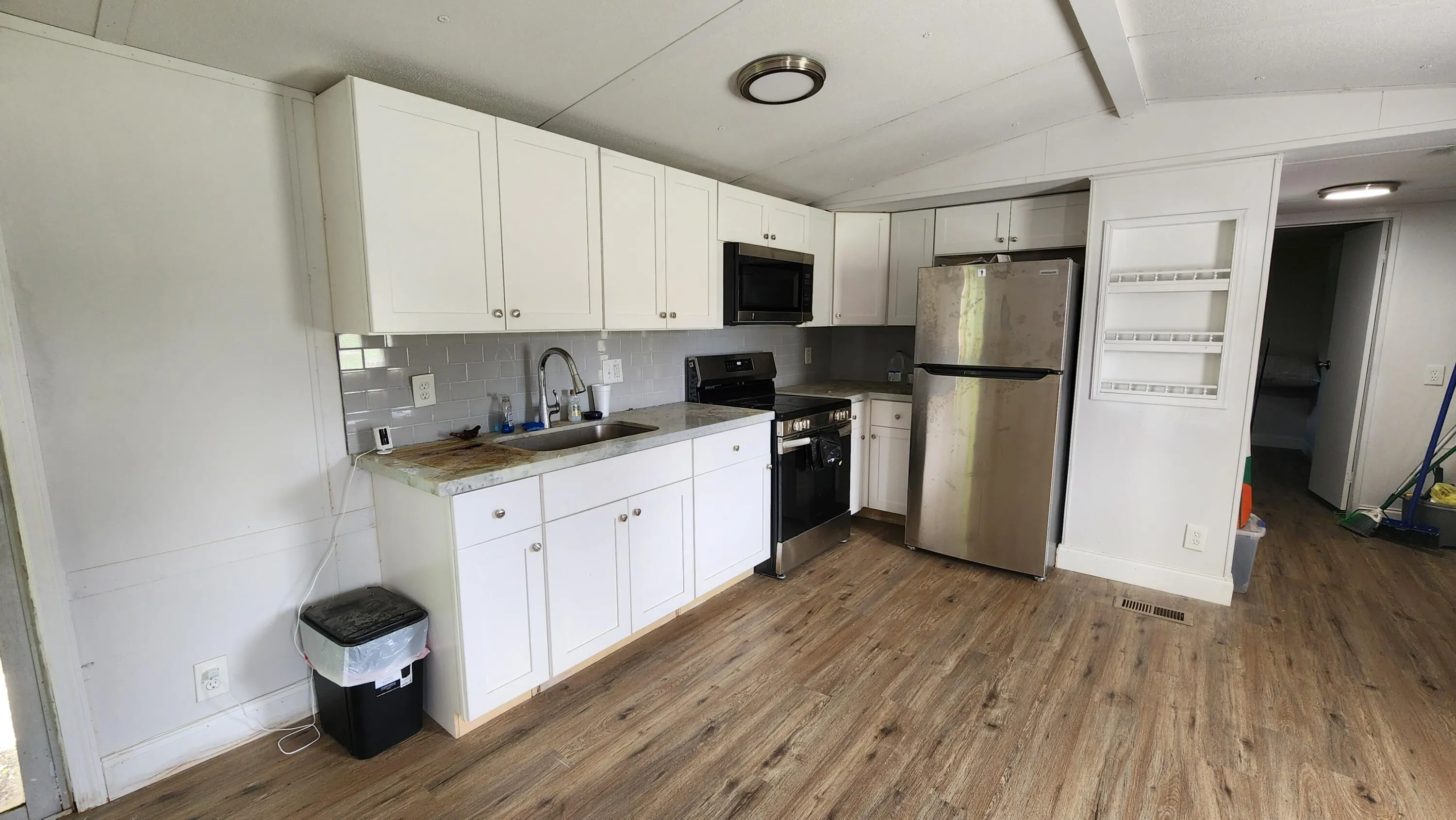 585 Avenue D