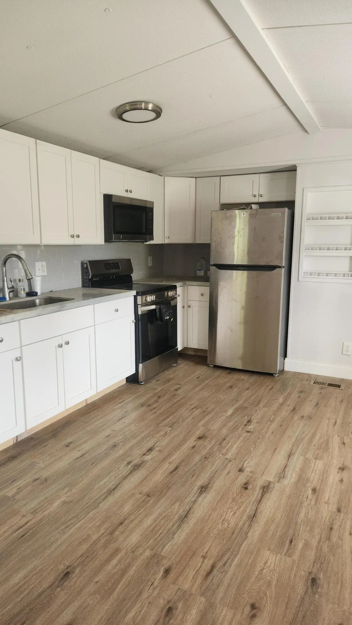 585 Avenue D