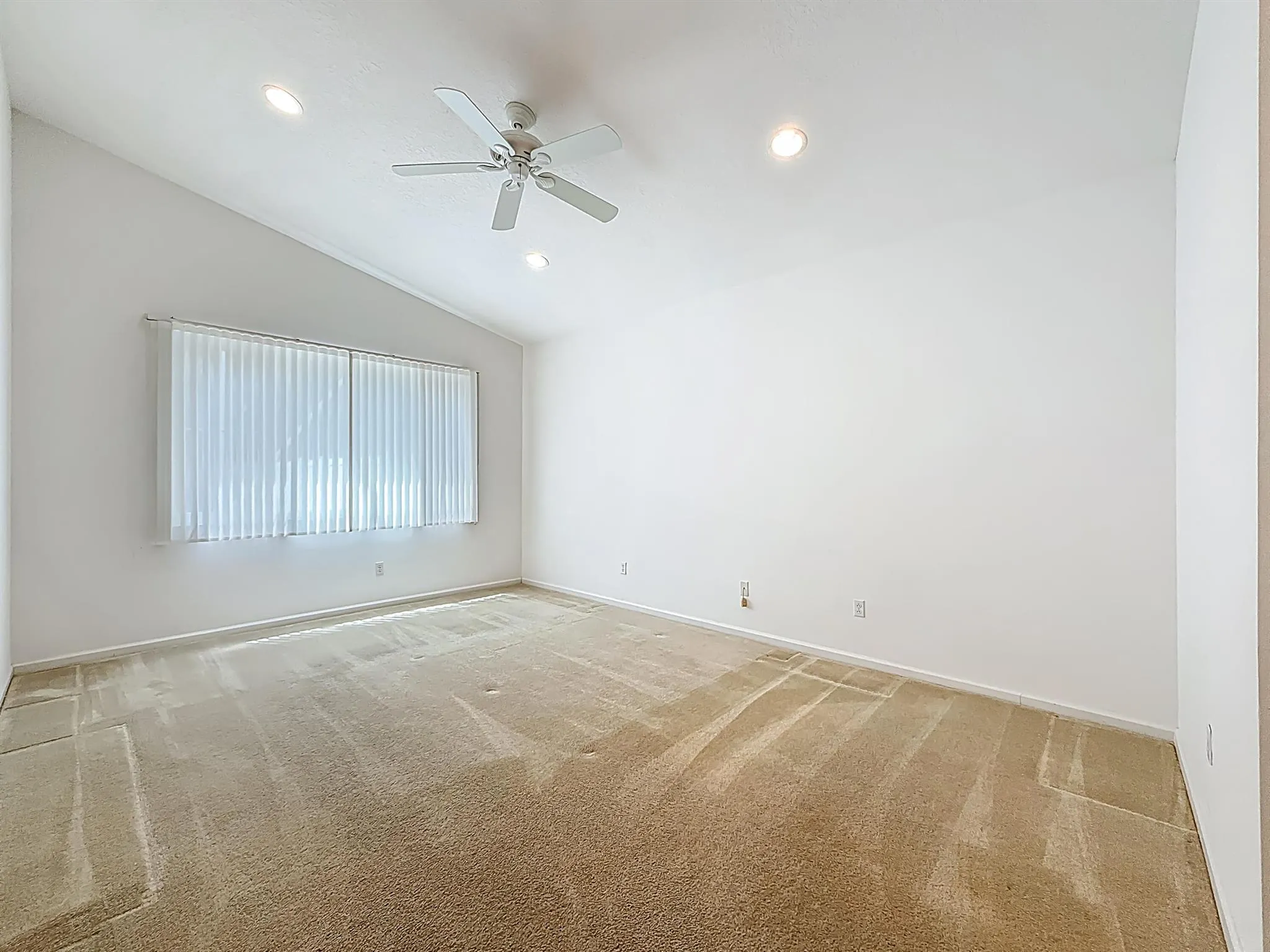 5802 N San Andros