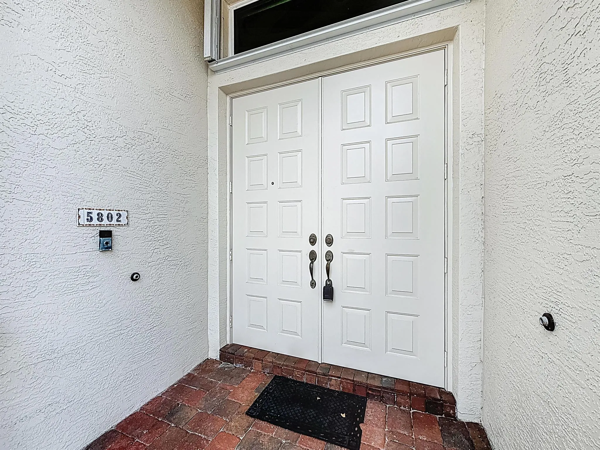 5802 N San Andros